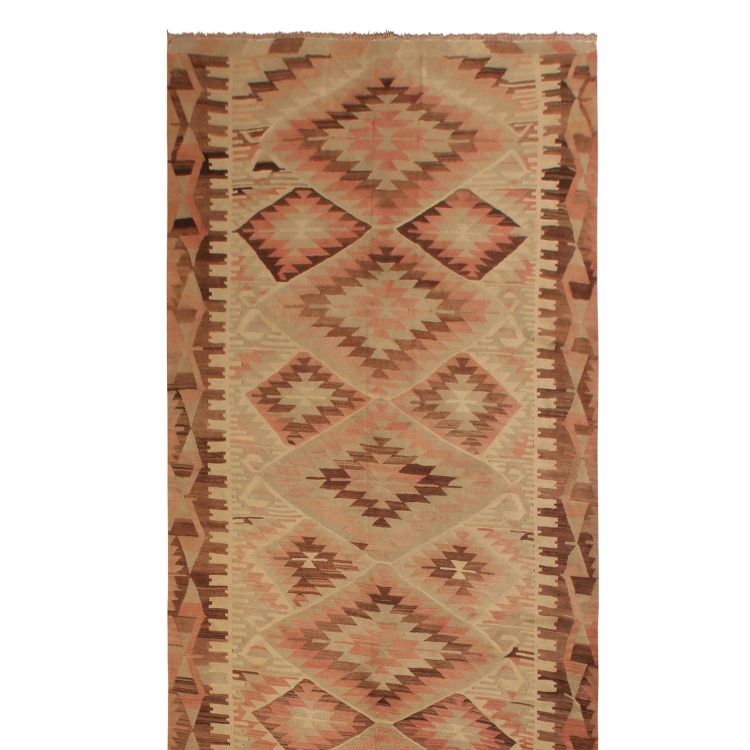 Originaire de Turquie entre 1940-1950, ce tapis Kilim vintage en laine de Kayseri bénéficie d'un fond atypique de couleurs rustiques et vives dans des motifs ondulants, avec une couleur rose saumon gracieusement vieillie qui complète son excellent