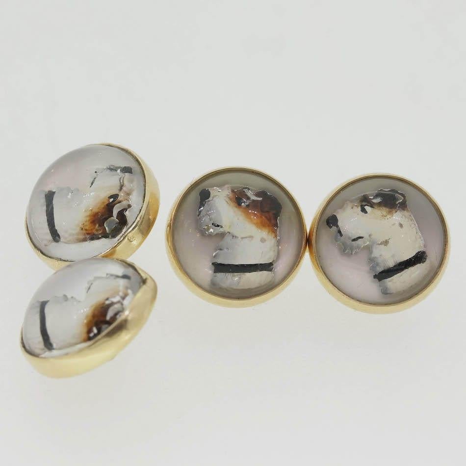 This is a set of 14ct yellow gold cufflinks. These essex crystal cufflinks are beautifully crafted displaying a vivid image of a dog. They also feature a chain and bar link fastening.

Condition: Used (Good)
Weight: 9.3 grams
Cufflink Face