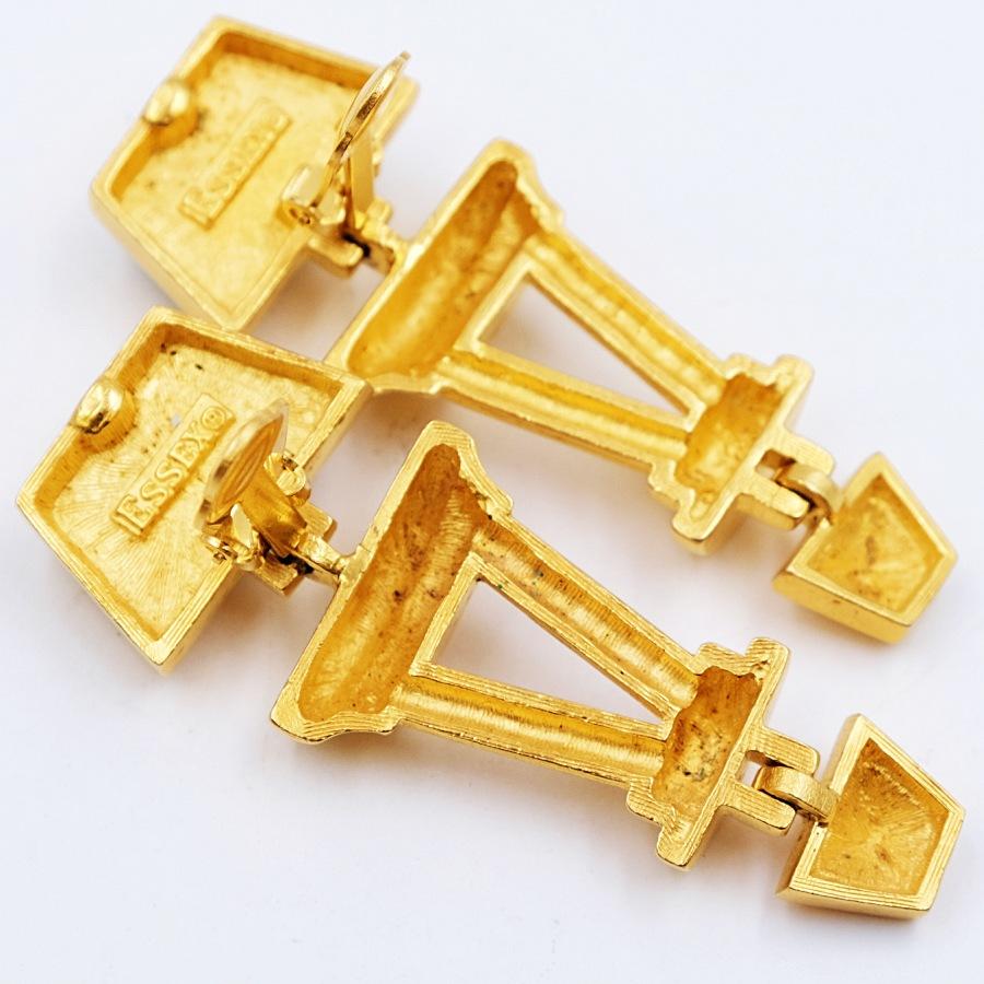 Year: 1980
Hallmark: Essex
Condition: very good
Dimensions: 2.63 in
Materials: base metal, plastic