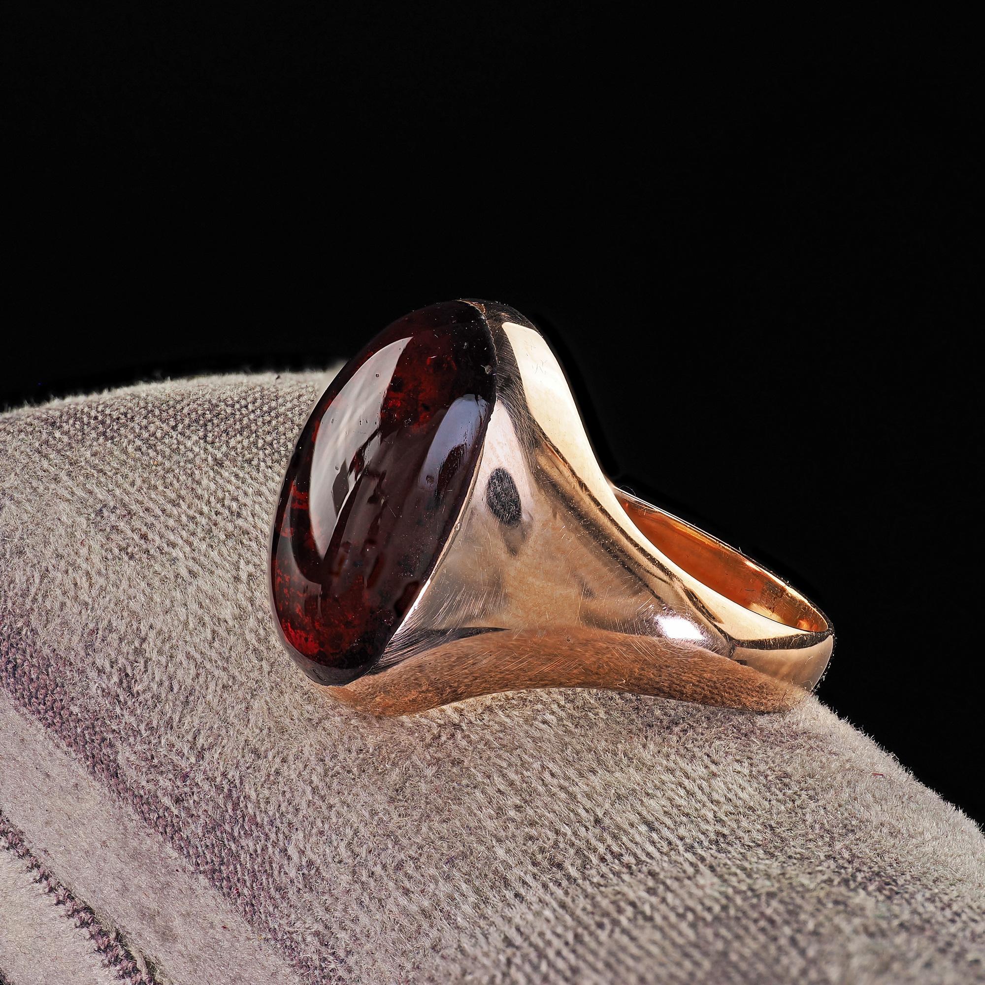 Anello da cocktail con granato cabochon in oro rosa 10 carati, Vintage By In condizioni buone in vendita a Great Neck, NY