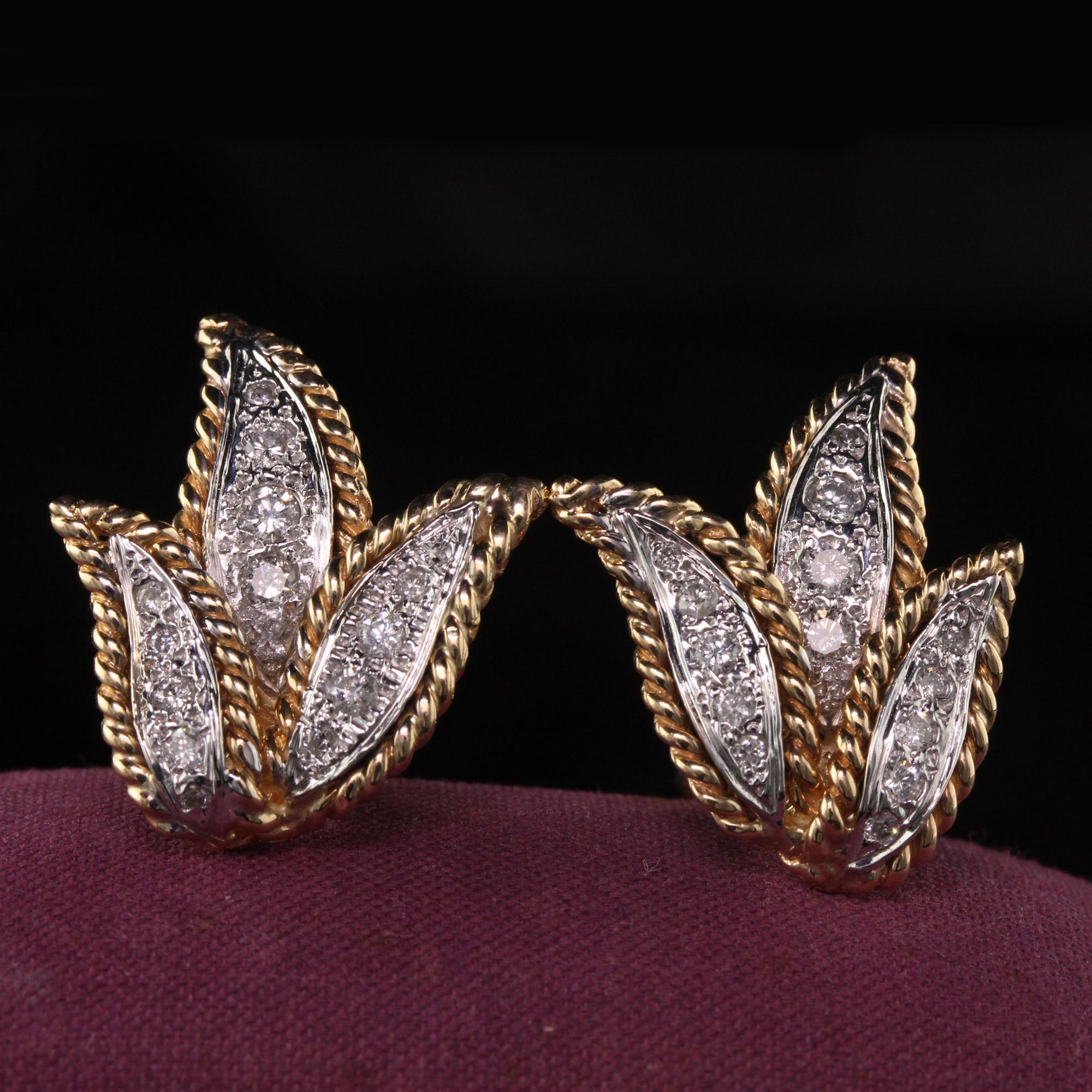 Deslumbrantes pendientes de diamantes de oro amarillo y blanco.

Metal: Oro bicolor de 14 quilates

Peso: 11.3 gramos

Peso del diamante: Aprox. 0,50 ct

Color del diamante: H

Claridad del diamante: SI1

Medidas: 25,05 x 21,77 mm