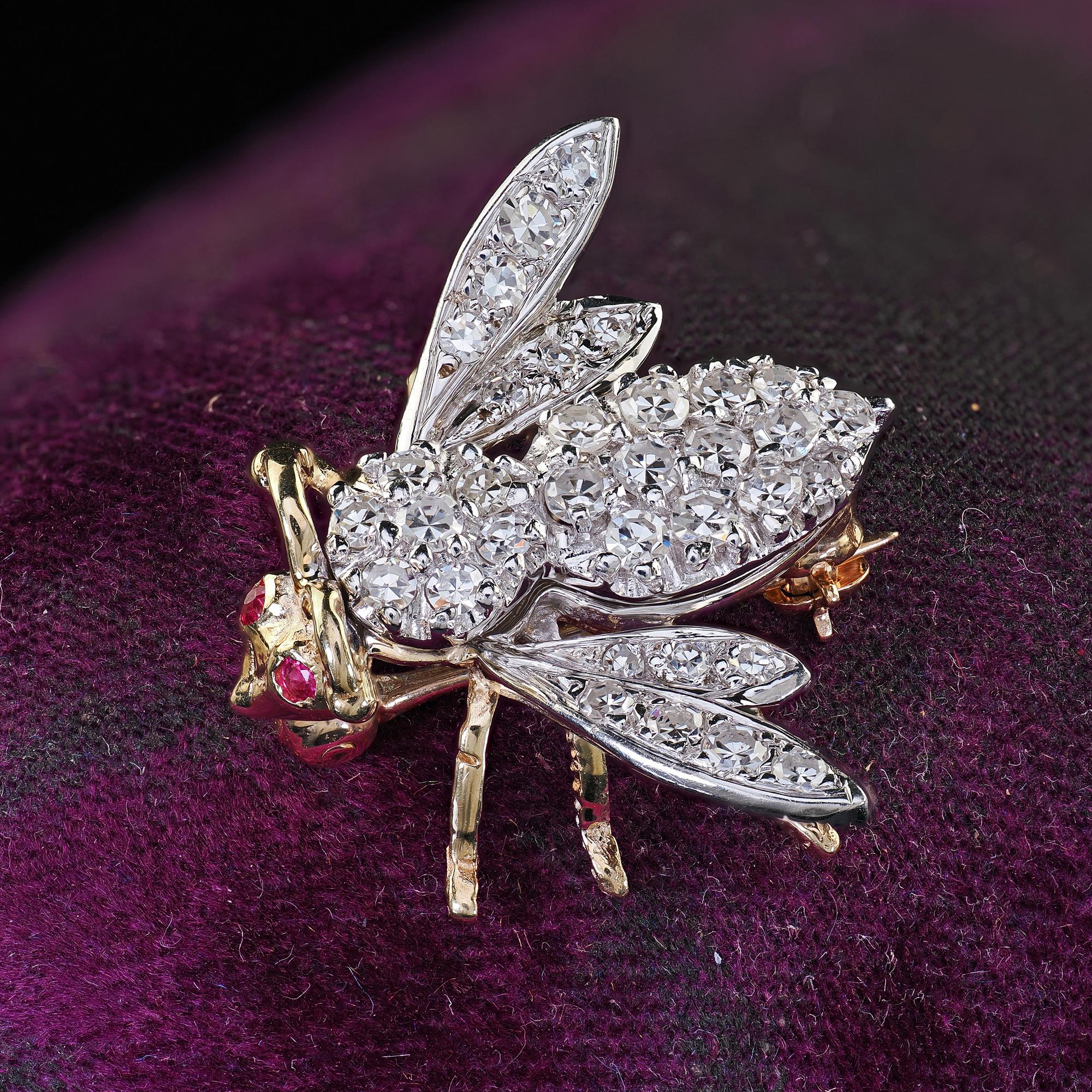 Precioso broche vintage de oro de 14 quilates en dos tonos con un diamante en talla única. Este precioso alfiler vintage de abeja con diamantes está fabricado en oro amarillo y blanco de 14 quilates. Este precioso alfiler presenta diamantes talla