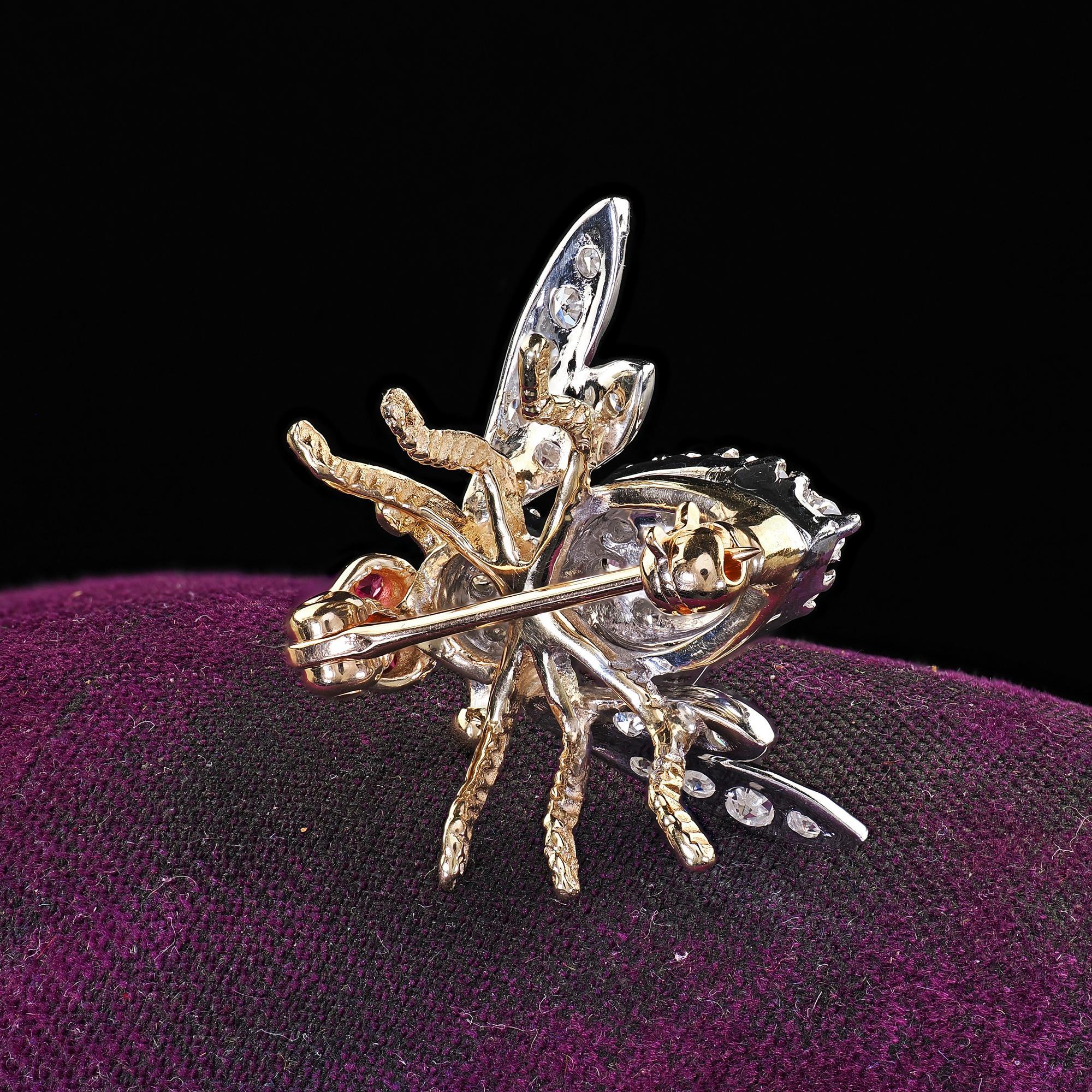 Broche de abeja de oro de 14 quilates en dos tonos con un diamante en talla única Contemporáneo en venta