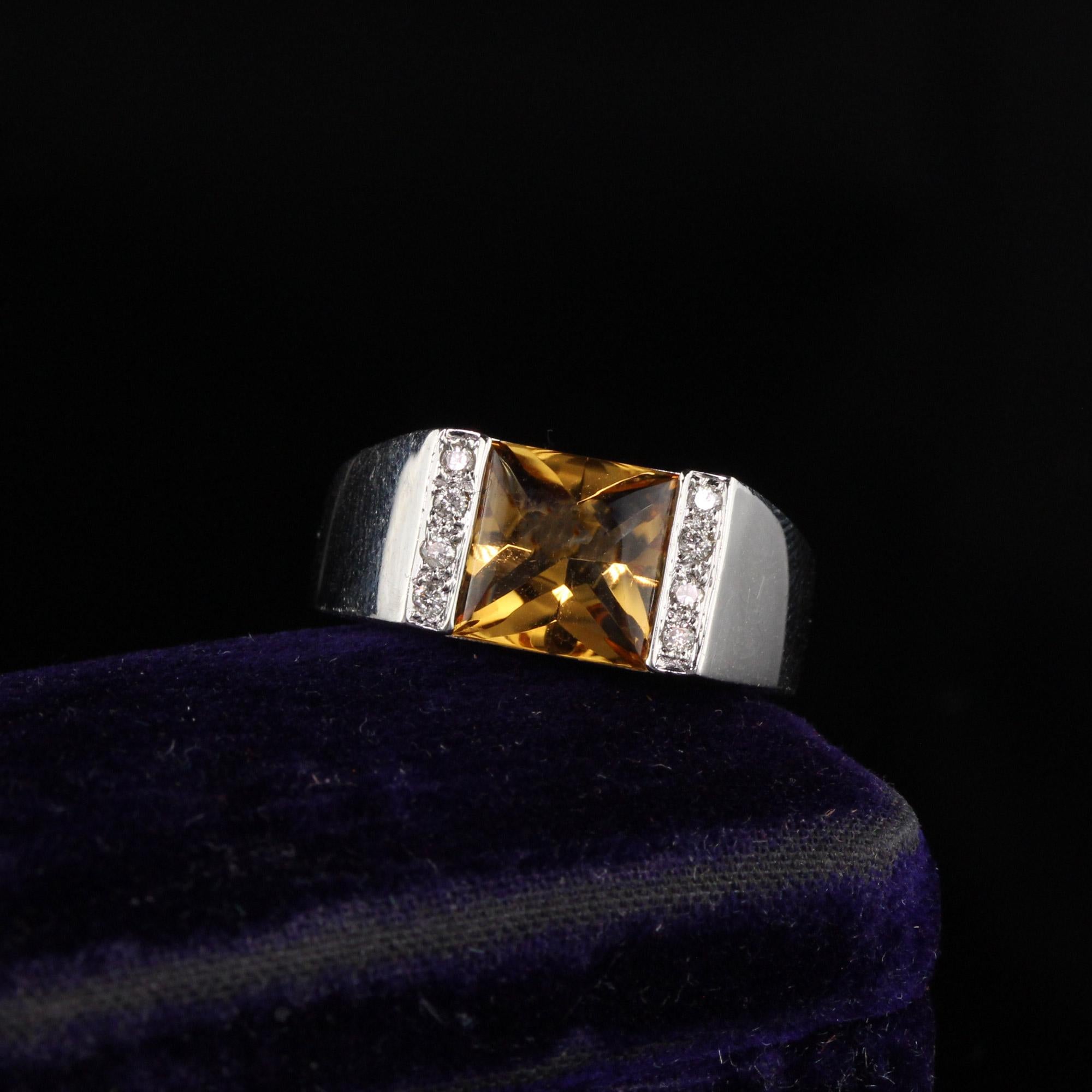Anillo de diamantes bellamente diseñado con piedra central de citrino.

Metal: Oro blanco de 14 quilates

Peso: 6.1 gramos

Peso total del diamante: Aproximadamente 0,05 ct.

Color del diamante: H

Claridad del diamante: SI1

Medidas de la gema:
