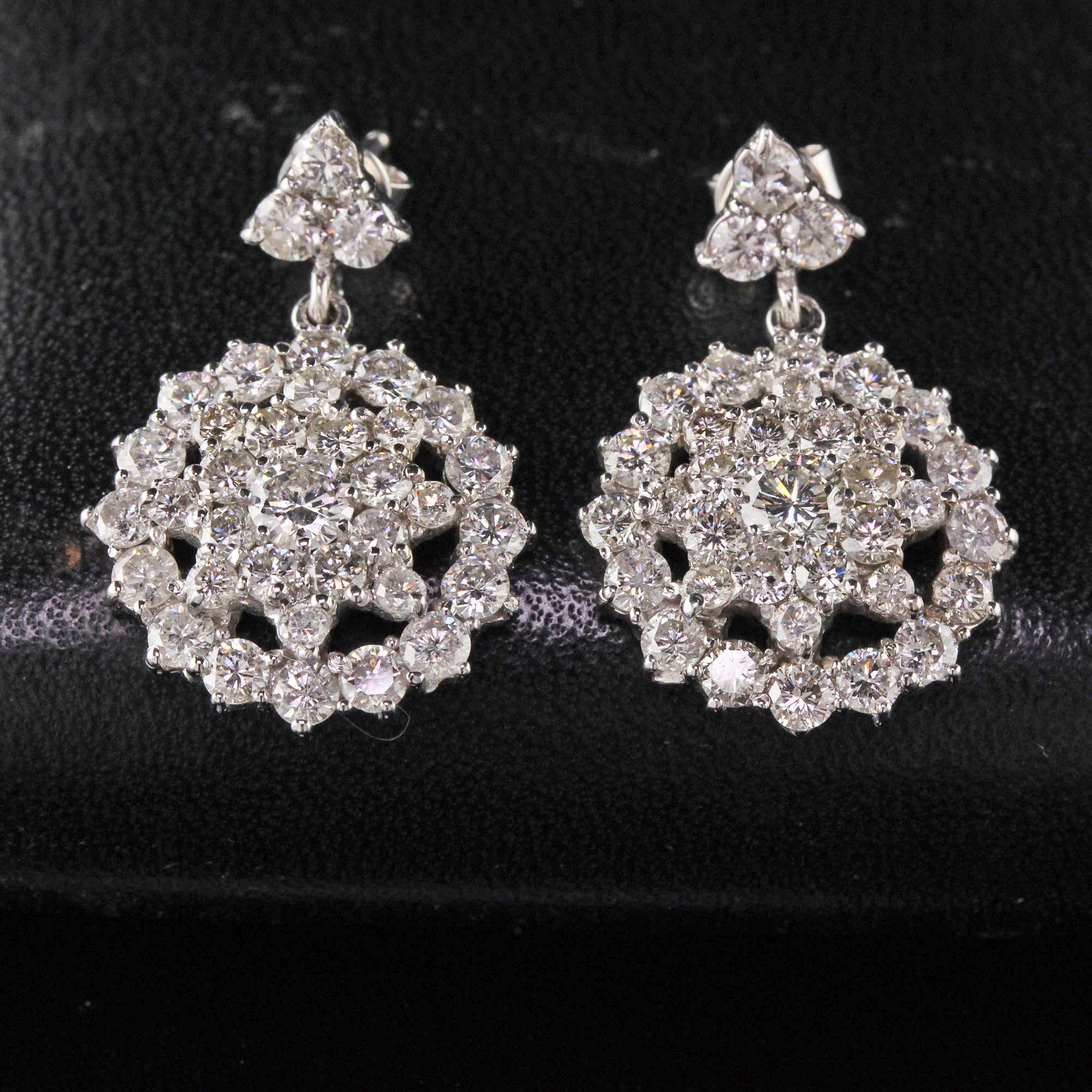 Magnifiques boucles d'oreilles en forme de goutte avec des diamants sertis en grappe.

Métal : Or blanc 14K

Poids : 6,4 grammes

Poids du diamant : Environ 5,25 ct

Couleur du diamant : G-H

Clarté du diamant : VS2

Mesures : 26.70 x 17.40 mm