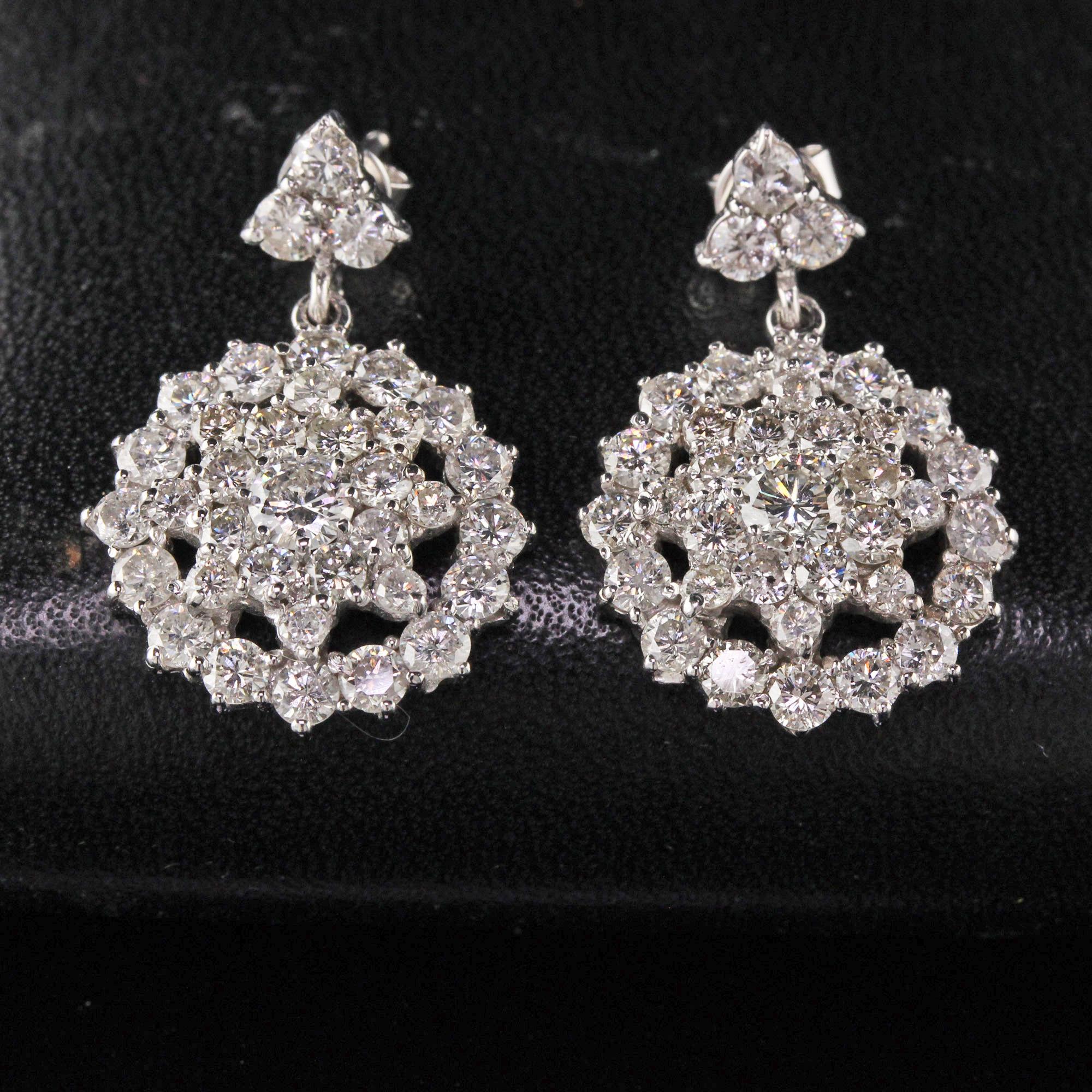Splendidi orecchini a goccia con diamanti e montatura a grappolo.

Metallo: Oro bianco 14 carati

Peso: 6,4 grammi

Peso del diamante: Circa 5.25 carati

Colore del diamante: G-H

Chiarezza del diamante: VS2

Misure: 26,70 x 17,40 mm