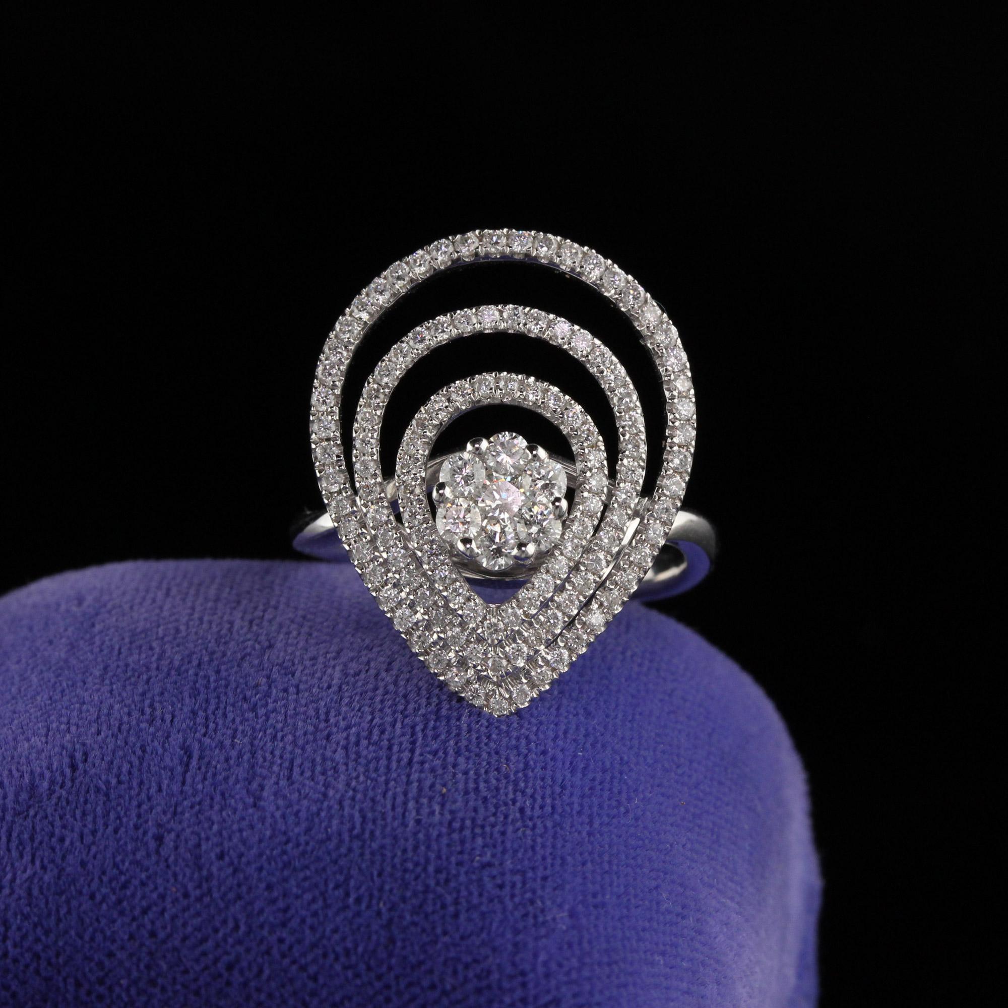 Anello con diamante dal design elegante ed elaborato.

Metallo: Oro bianco 14 carati

Peso: 5,3 grammi

Peso totale dei diamanti: Circa 0,80 ct.

Colore del diamante: H.

Chiarezza del diamante: VS2

Misura dell'anello: 6 (misura notevole)

Misure: