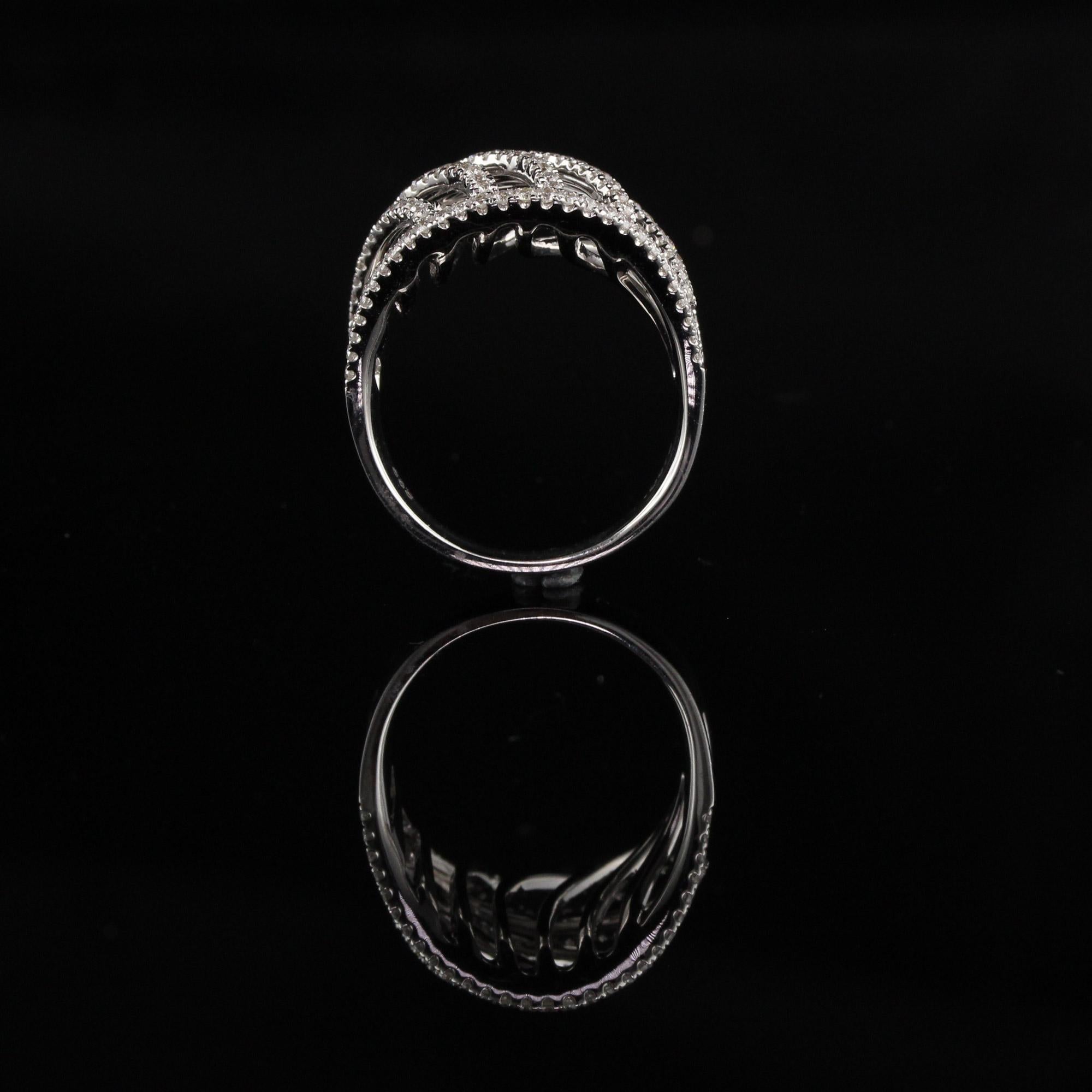 Anillo de diamantes vintage de oro blanco de 14 quilates en Excelente estado para la venta en Great Neck, NY