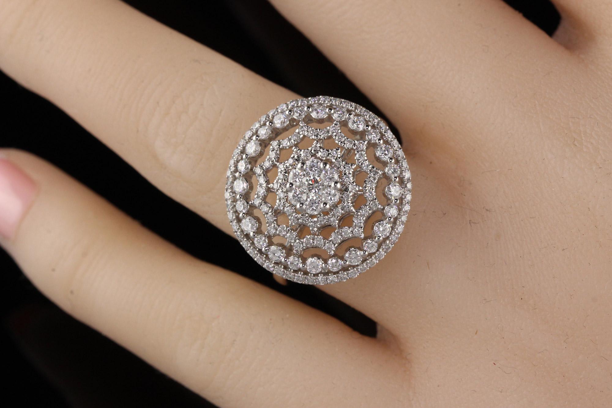Anello vintage di proprietà con diamanti in oro bianco 14 carati in vendita 1