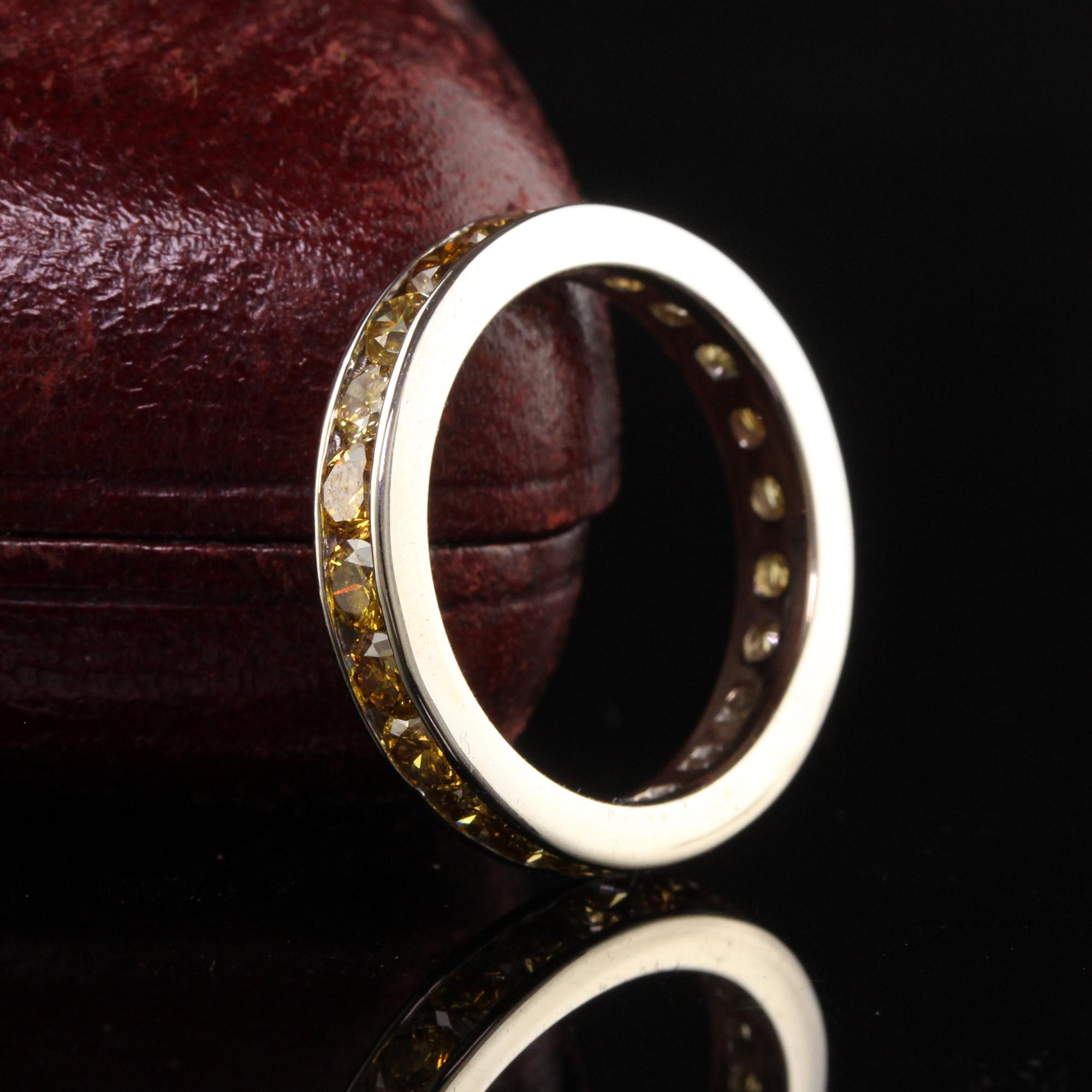 Moderne Bracelet d'éternité vintage en or blanc 14 carats avec saphir jaune rond, ancienne propriété en vente