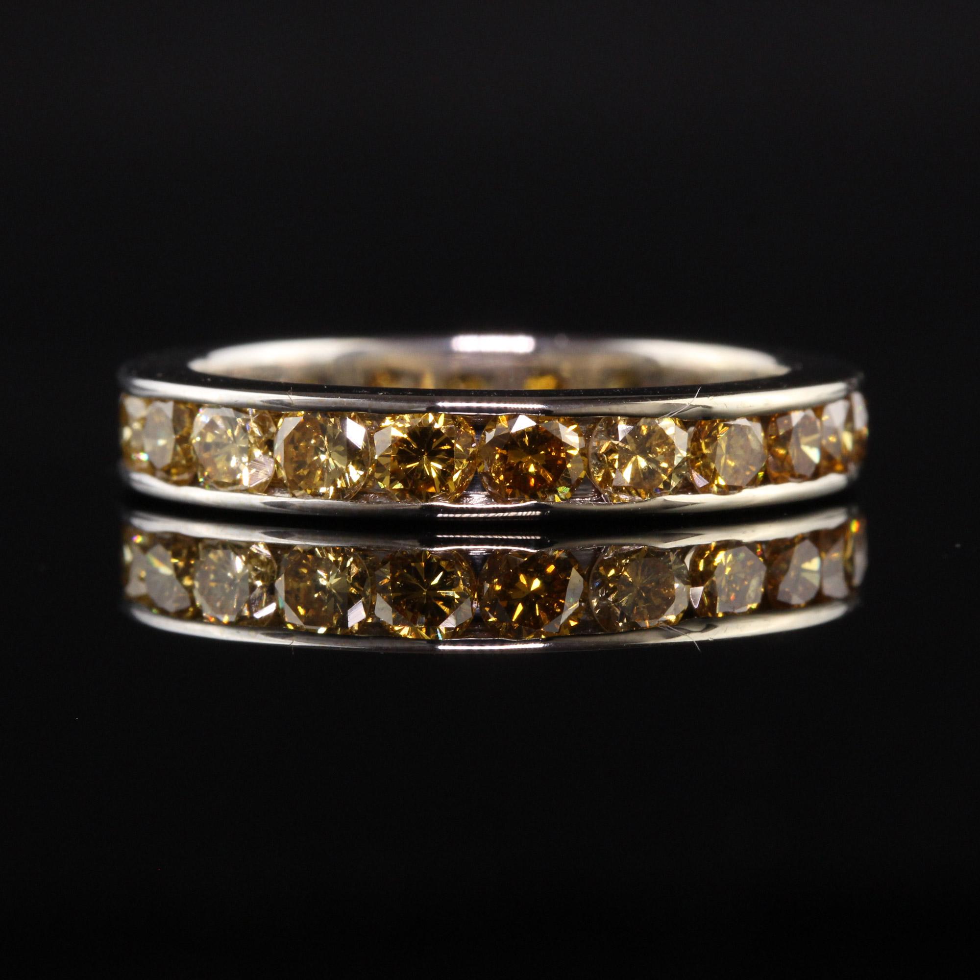 Taille ronde Bracelet d'éternité vintage en or blanc 14 carats avec saphir jaune rond, ancienne propriété en vente