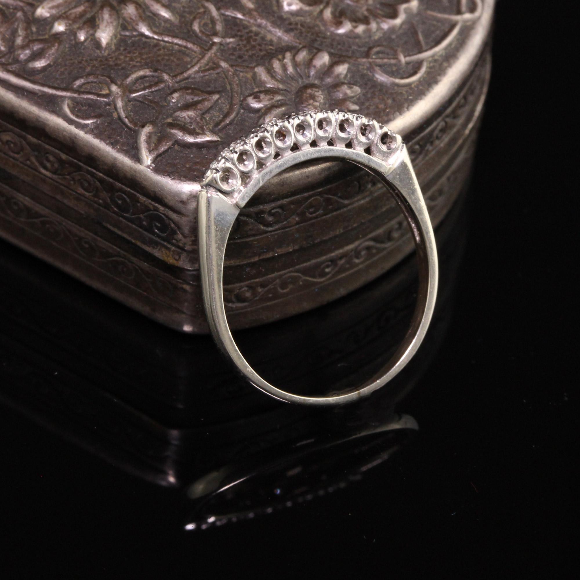 Schöne Vintage Estate 14K White Gold Single Cut Diamond Wedding Band - Größe 6 1/4. Dieser klassische Ring hat 4 Single-Cut-Diamanten auf der Oberseite und Diamantschnitt Weißgold zwischen jedem Diamanten.

Artikel #R0949

Metall: 14K