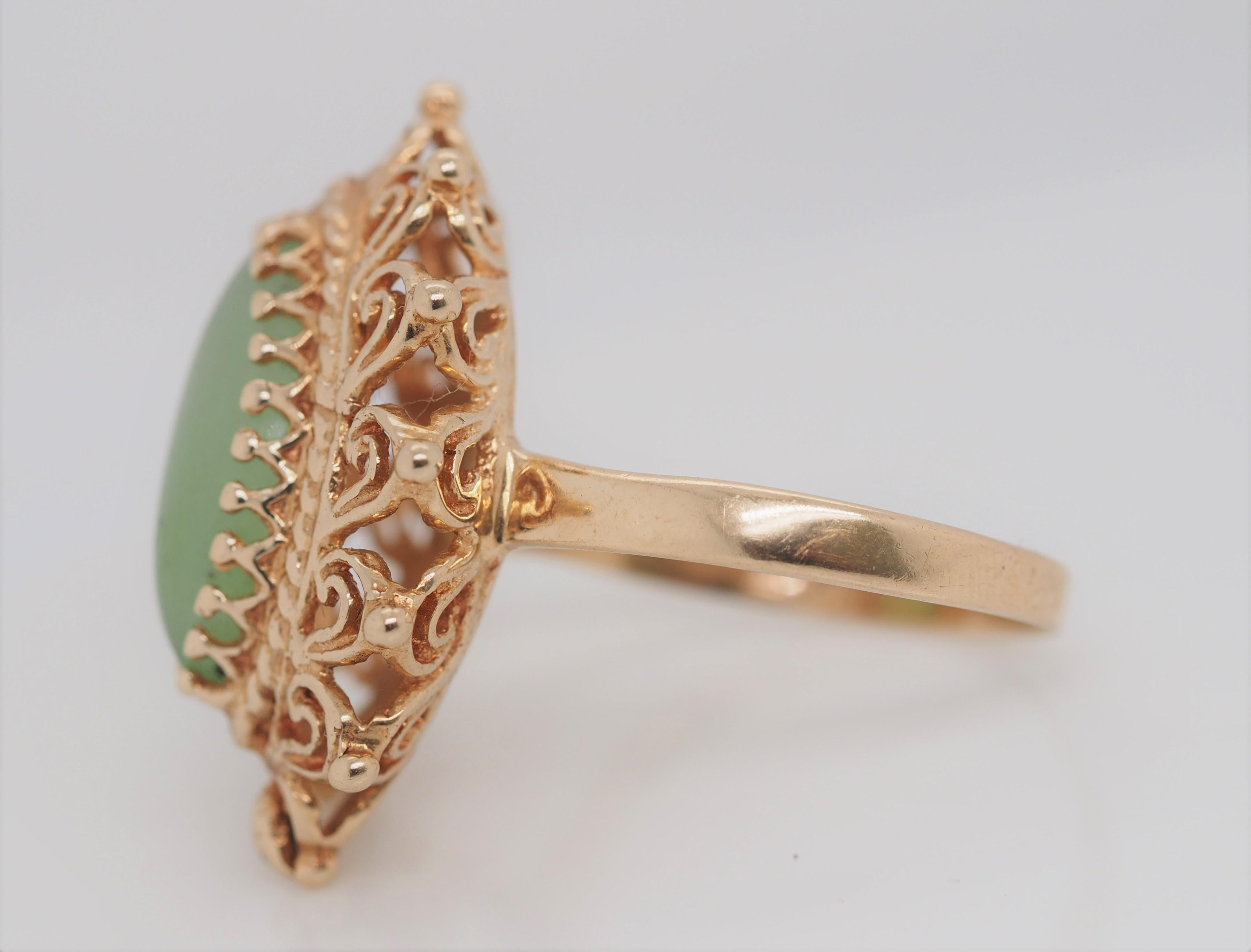 Vintage Estate 14k Yellow Gold Cabochon Jadeite Jade Ring In Good Condition For Sale In Addison, TX