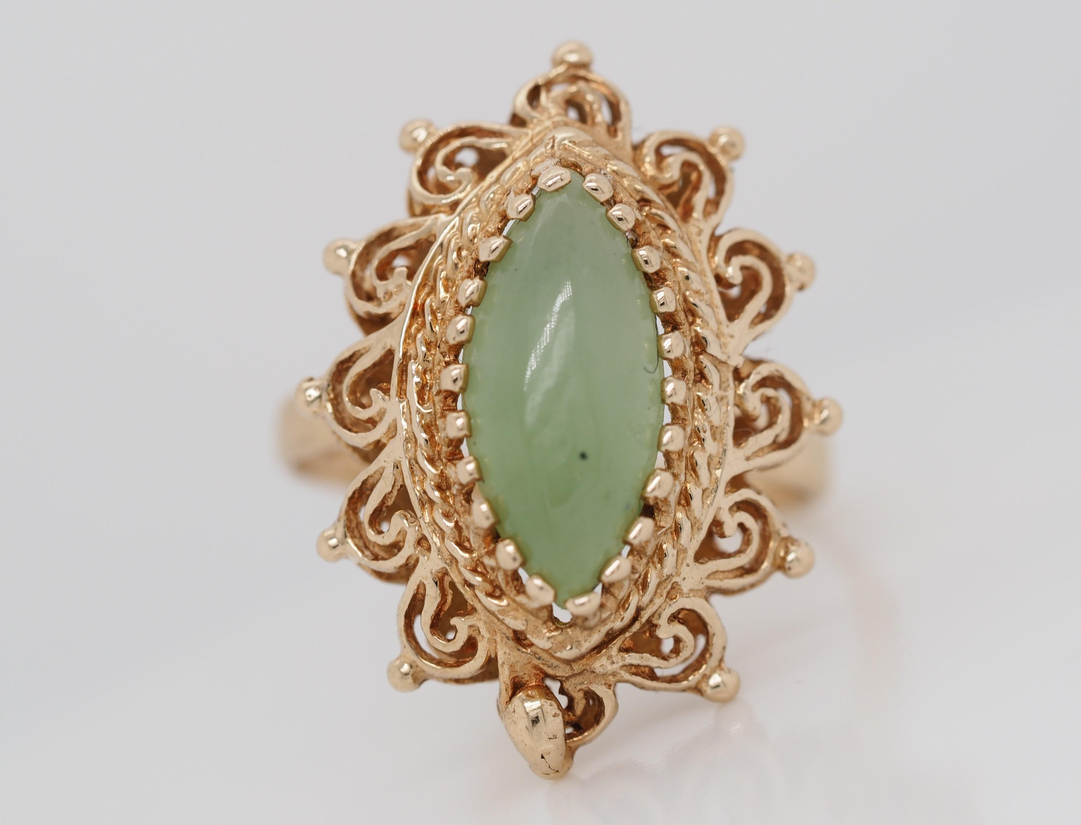 Women's Vintage Estate 14k Yellow Gold Cabochon Jadeite Jade Ring For Sale