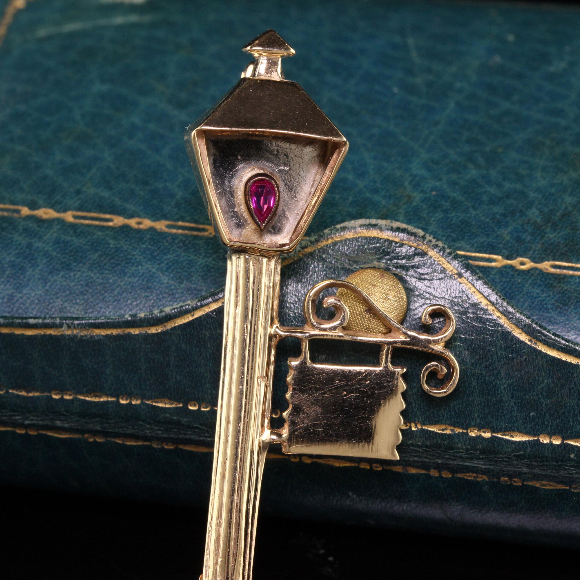 Taille poire Lampe anglaise vintage en or jaune 14 carats avec épingle en forme de rubis, ancienne propriété en vente