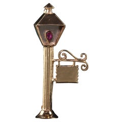 Nachlass 14K Gelbgold Englische Lampe Post Rubin Anstecknadel