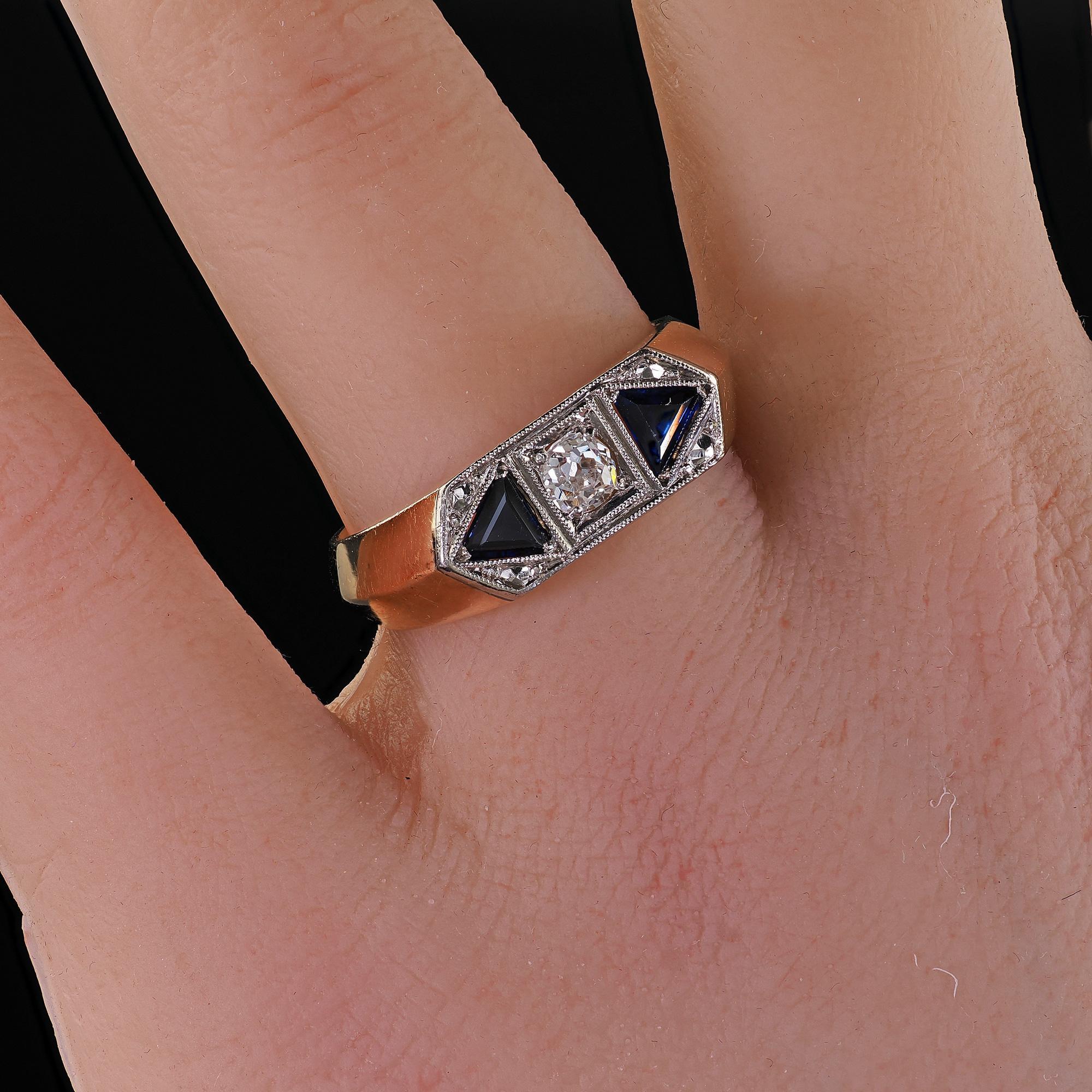 Anillo de tres piedras Vintage Estate de oro amarillo de 14 quilates con diamantes y zafiros Old Mine en venta 4