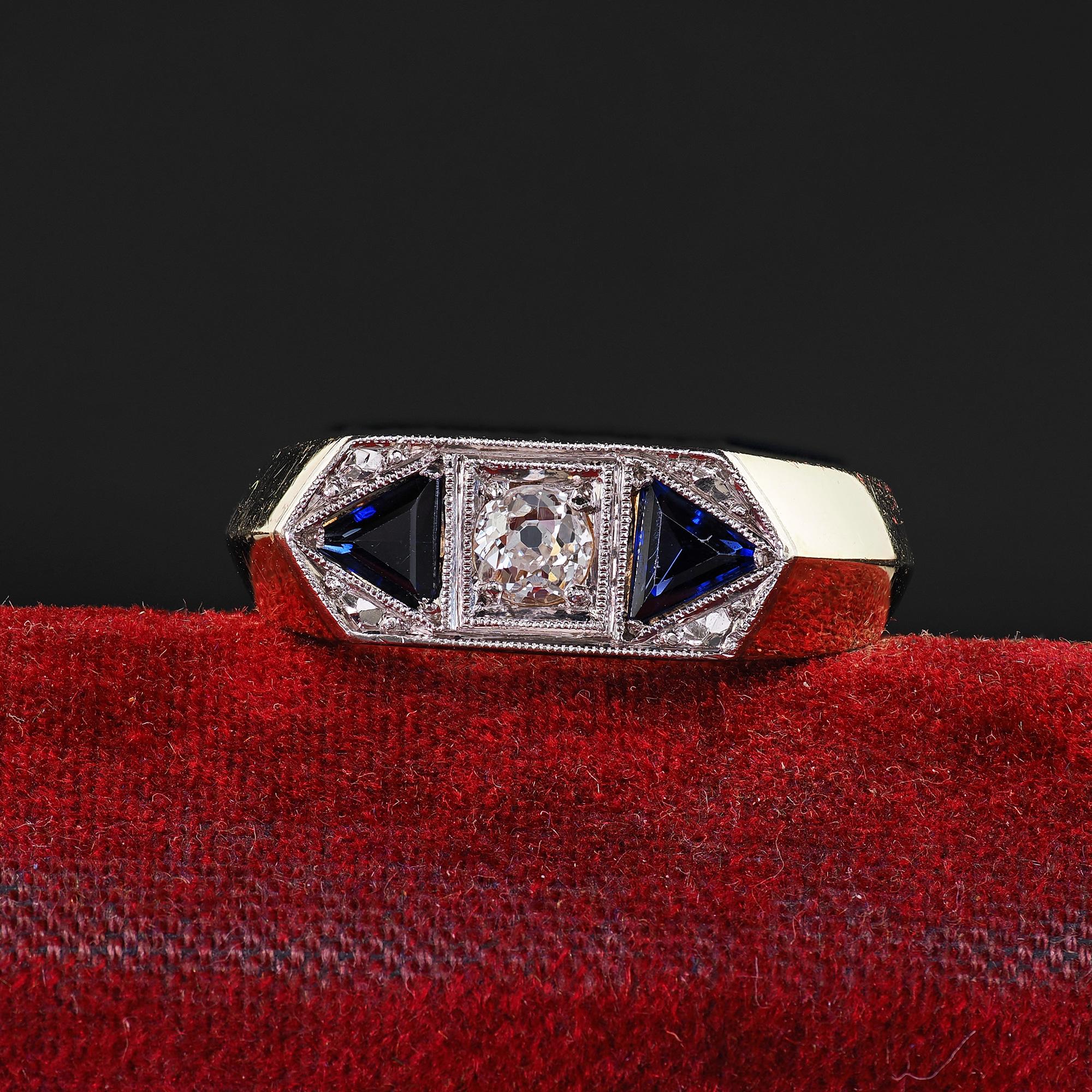 Precioso anillo de oro amarillo de 14 quilates con diamantes y zafiros. Este magnífico anillo de tres piedras de diamantes y zafiros de una antigua mina está hecho en oro amarillo de 14k. El anillo presenta un diamante talla mina antigua en el