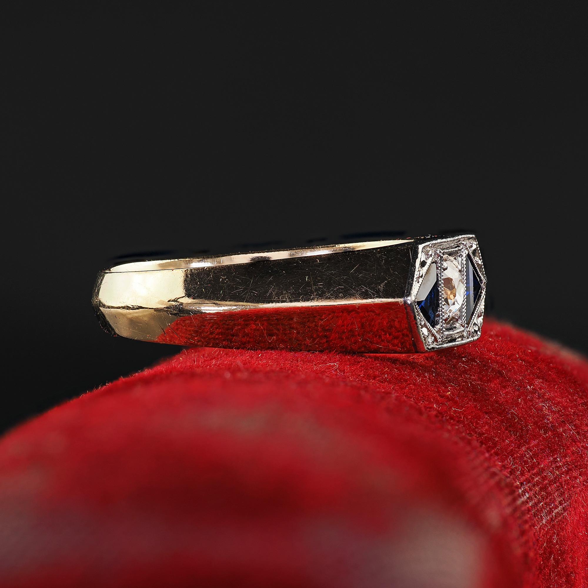Anillo de tres piedras Vintage Estate de oro amarillo de 14 quilates con diamantes y zafiros Old Mine Talla antigua en venta