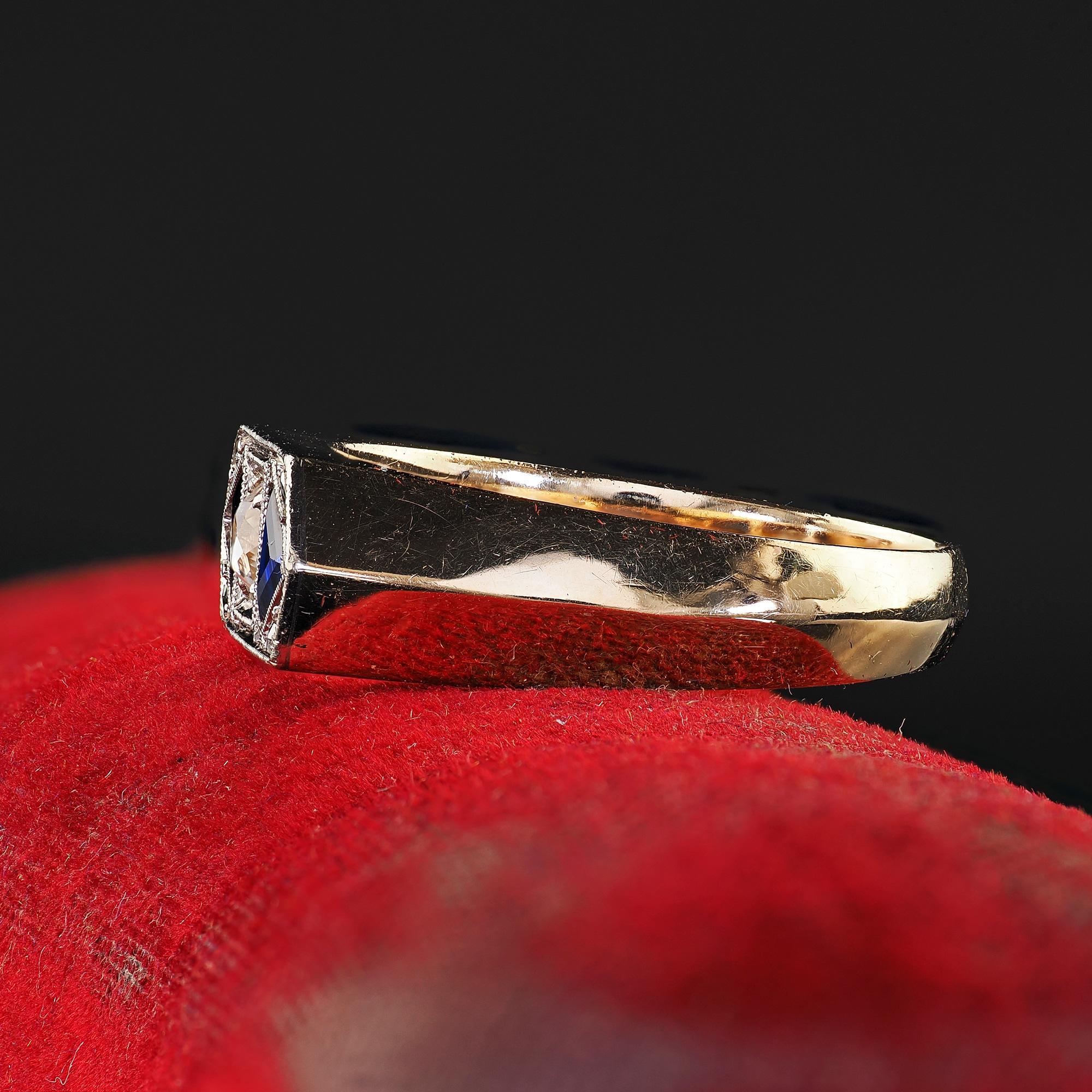 Anillo de tres piedras Vintage Estate de oro amarillo de 14 quilates con diamantes y zafiros Old Mine en Bueno estado para la venta en Great Neck, NY