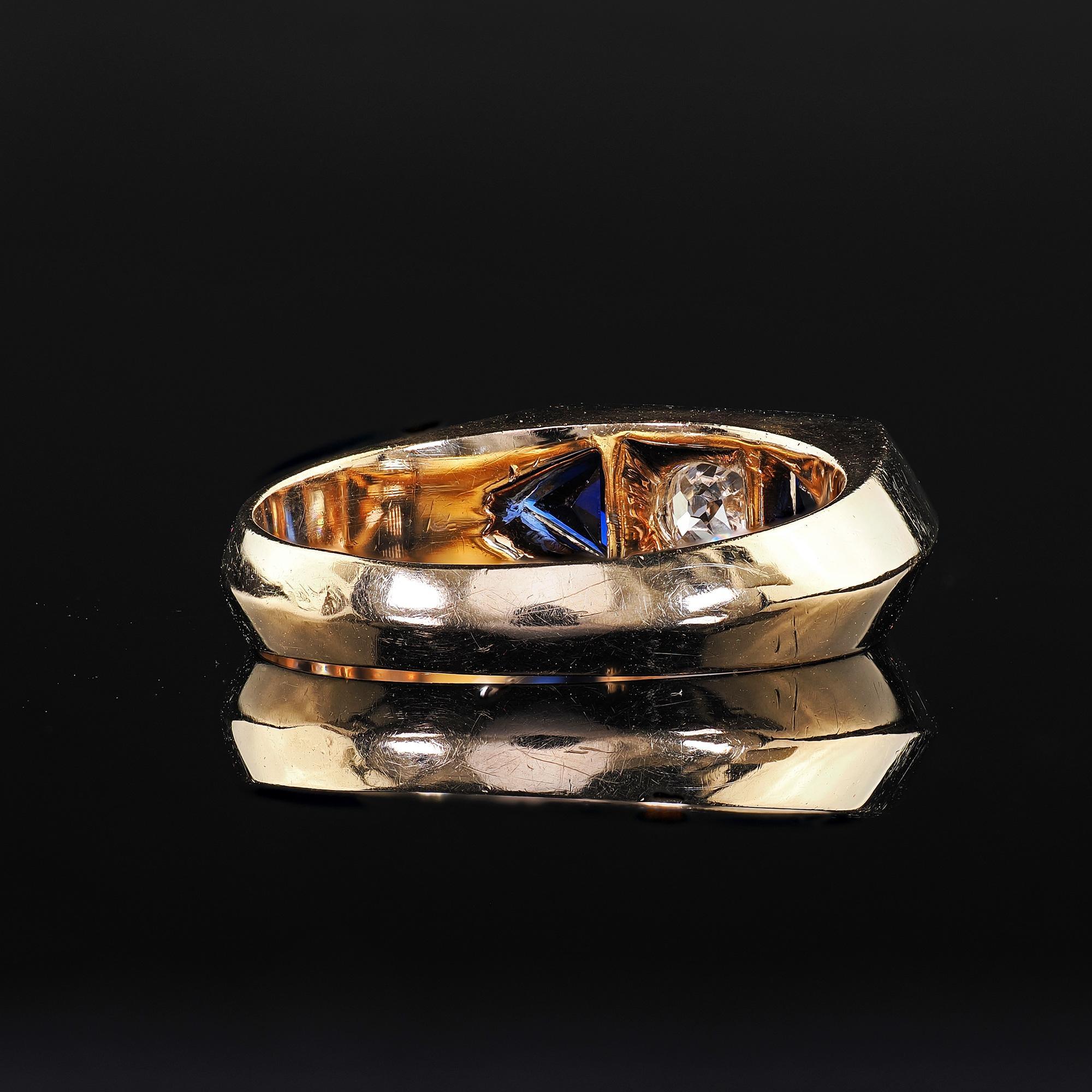 Anillo de tres piedras Vintage Estate de oro amarillo de 14 quilates con diamantes y zafiros Old Mine en venta 2