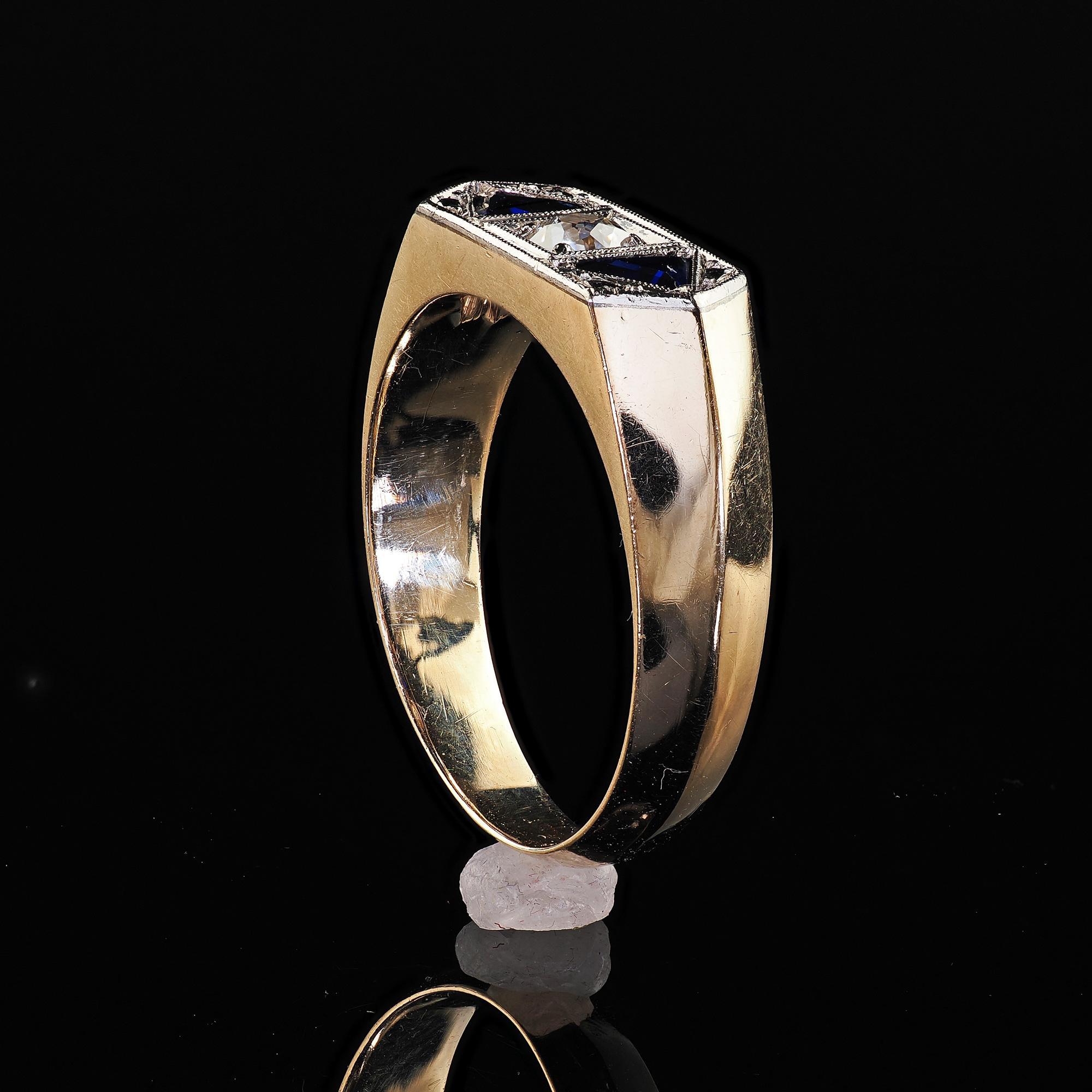 Anillo de tres piedras Vintage Estate de oro amarillo de 14 quilates con diamantes y zafiros Old Mine en venta 3