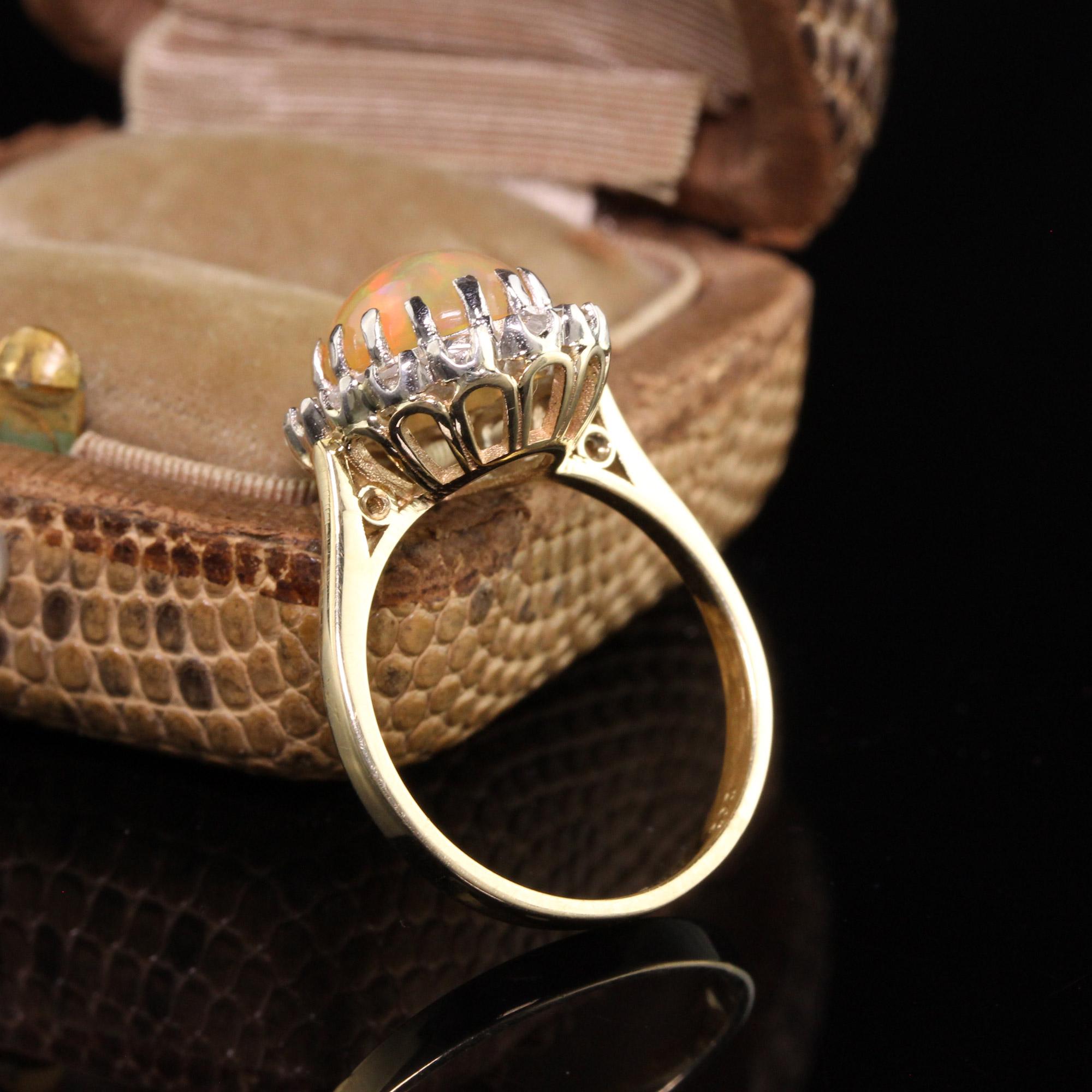 Schöne Vintage Estate 14K Gelbgold Opal und Rose Cut Diamond Engagement Ring. Dieser wunderschöne Ring zeigt einen leuchtenden Opal in der Mitte einer viktorianischen Revival-Fassung mit Rosenschliff als Halo.

Artikel #R0944

Metall: 14K