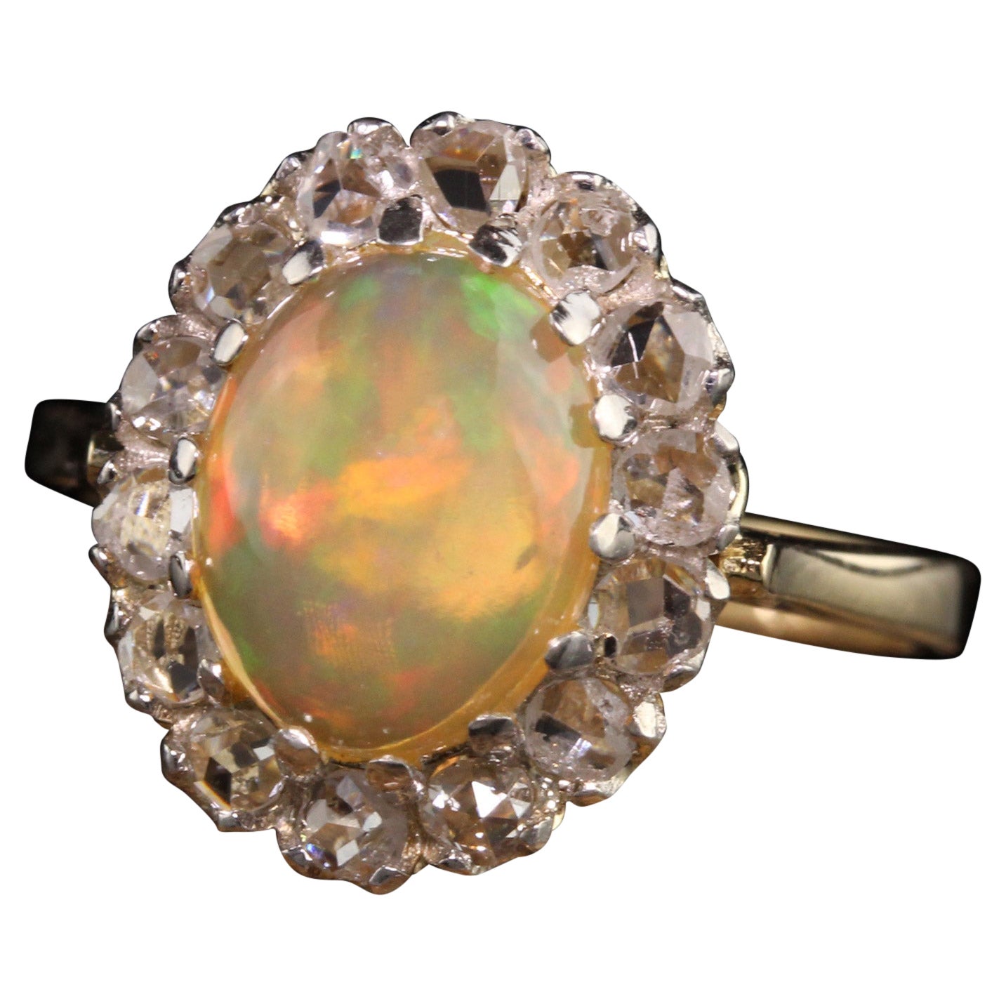Anillo de compromiso vintage de oro amarillo de 14 quilates con ópalo y diamante talla rosa