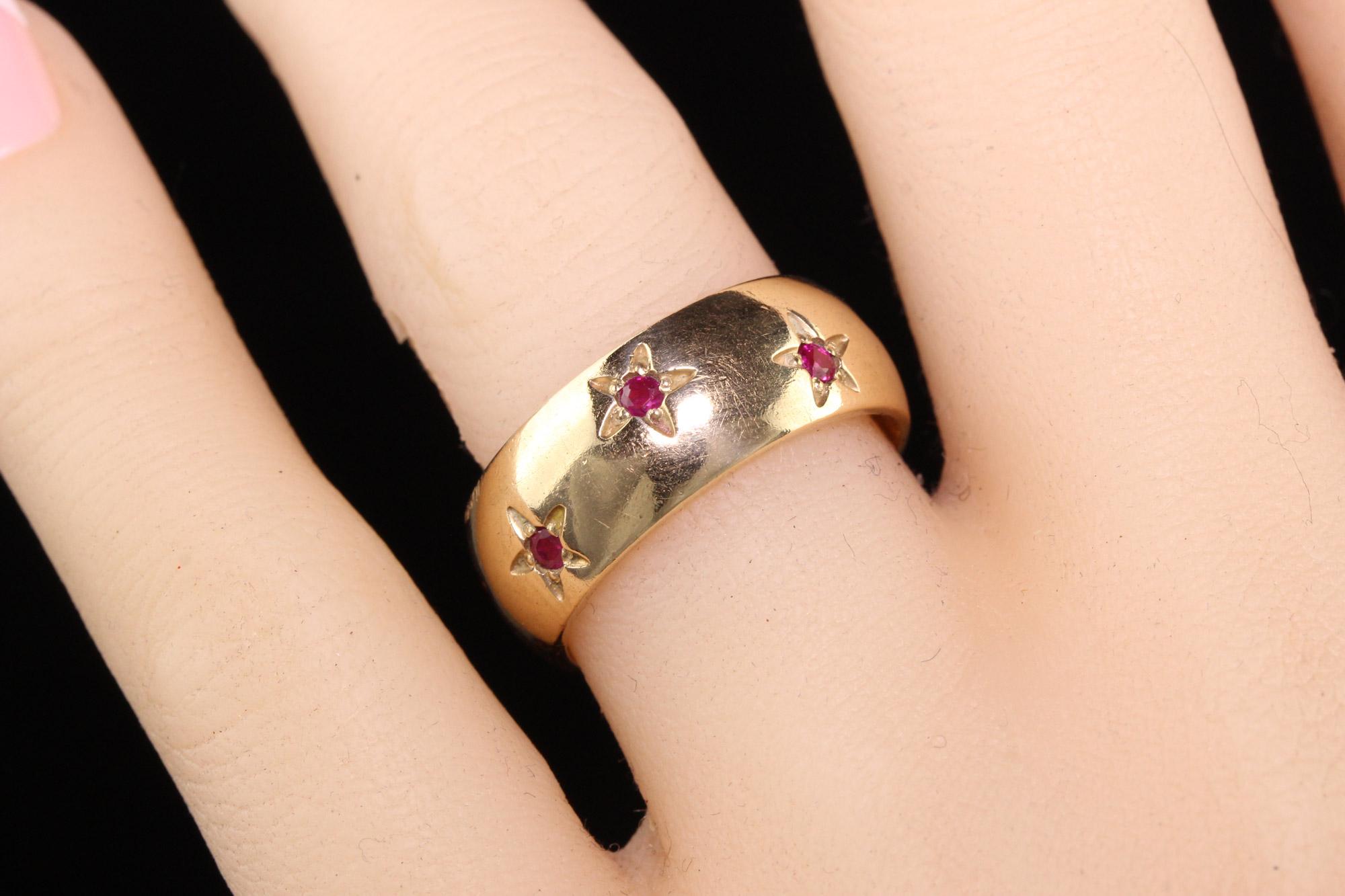 Vintage Estate 14K Yellow Gold Ruby Star Pattern Wide Wedding Band In Good Condition In Great Neck, NY