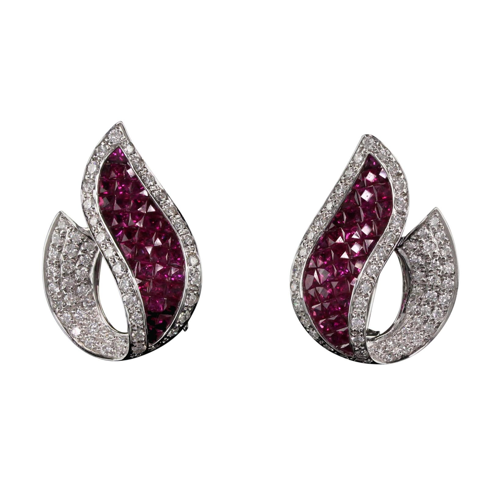 Ohrringe aus 18 Karat Weißgold mit Diamanten und Rubinen im Nachlassstil im Angebot