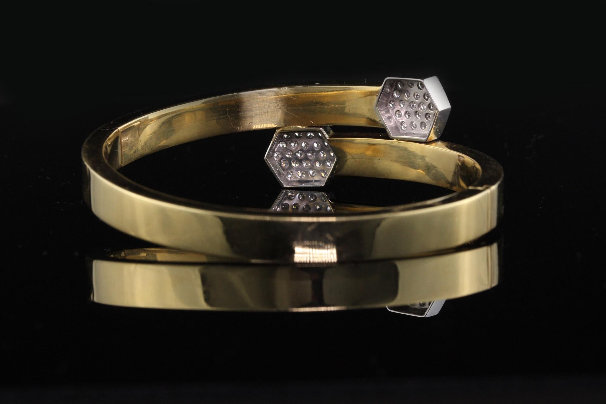 Armreif aus 18 Karat zweifarbigem Gold mit Diamanten im Nachlassstil im Zustand „Hervorragend“ in Great Neck, NY