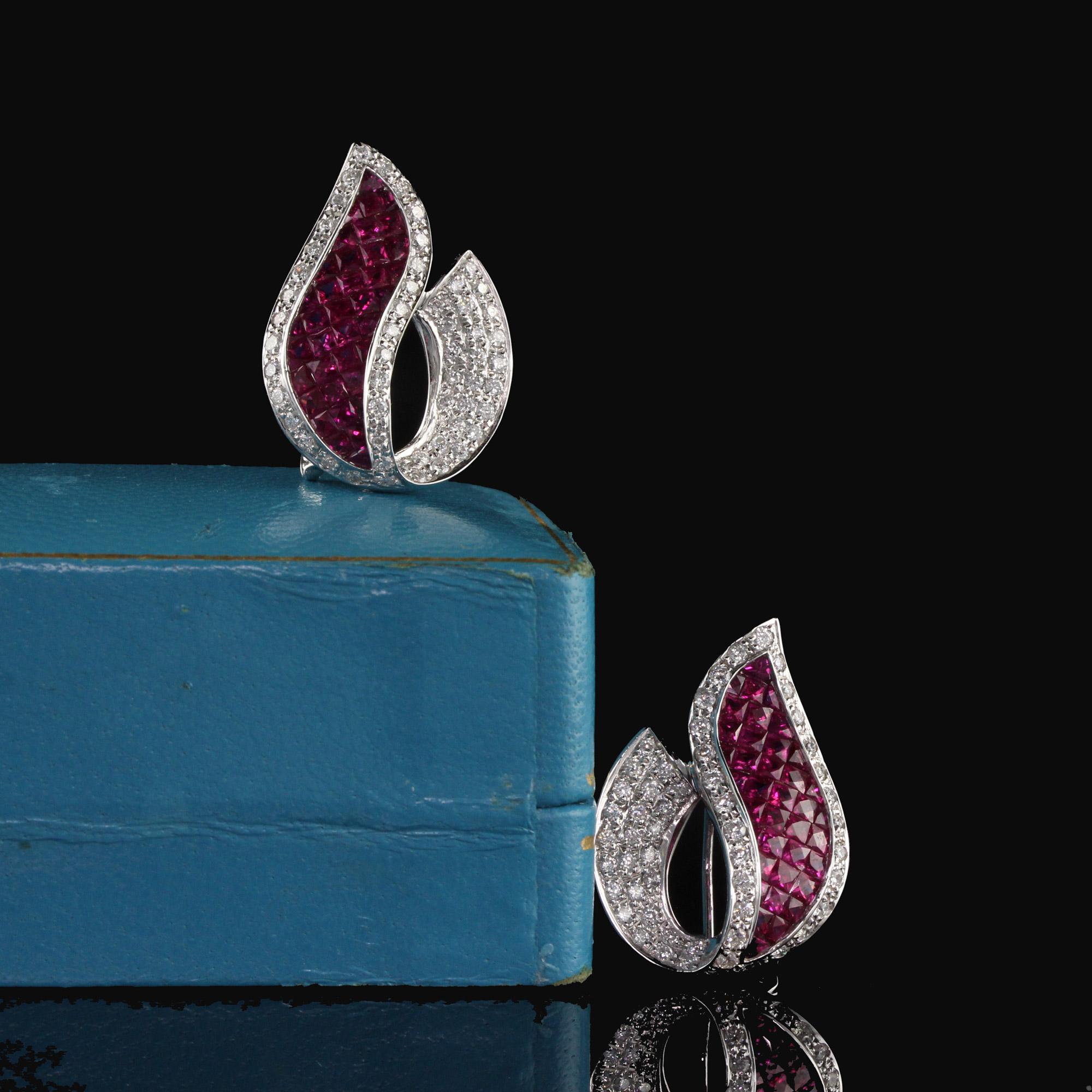 Ohrringe aus 18 Karat Weißgold mit Diamanten und Rubinen im Nachlassstil (Moderne) im Angebot