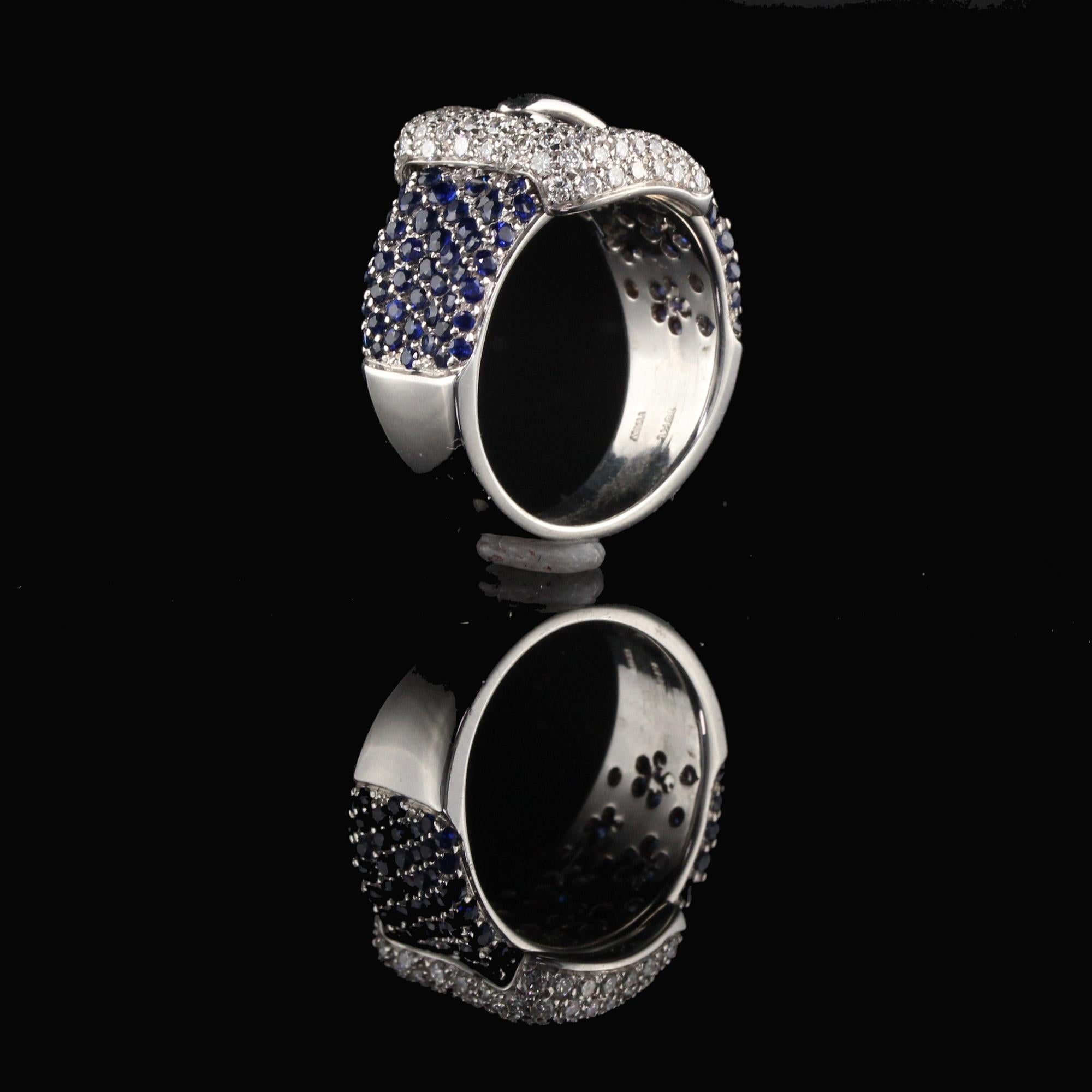 Bague boucle ancienne de succession en or blanc 18 carats avec diamants et saphirs Pour femmes en vente