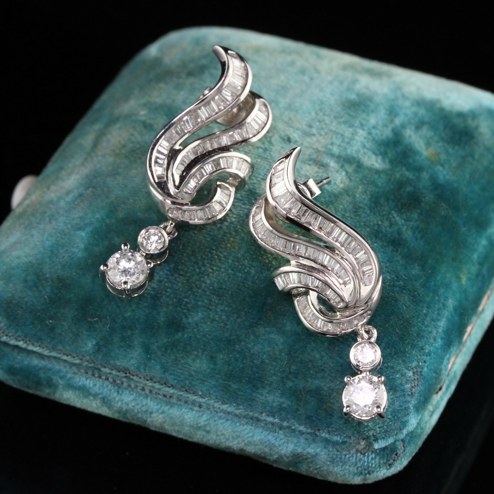 Aufwendig gestaltete Diamantohrringe im Baguetteschliff mit zwei baumelnden runden Diamanten.

Metall: 18K Weißgold

Gewicht: 8,2 Gramm

Gewicht der Diamanten: Ca. 2,25 ct.

Diamant-Farbe: H

Diamant Reinheit: SI1

Abmessungen: 33.22 x 15,46 mm

