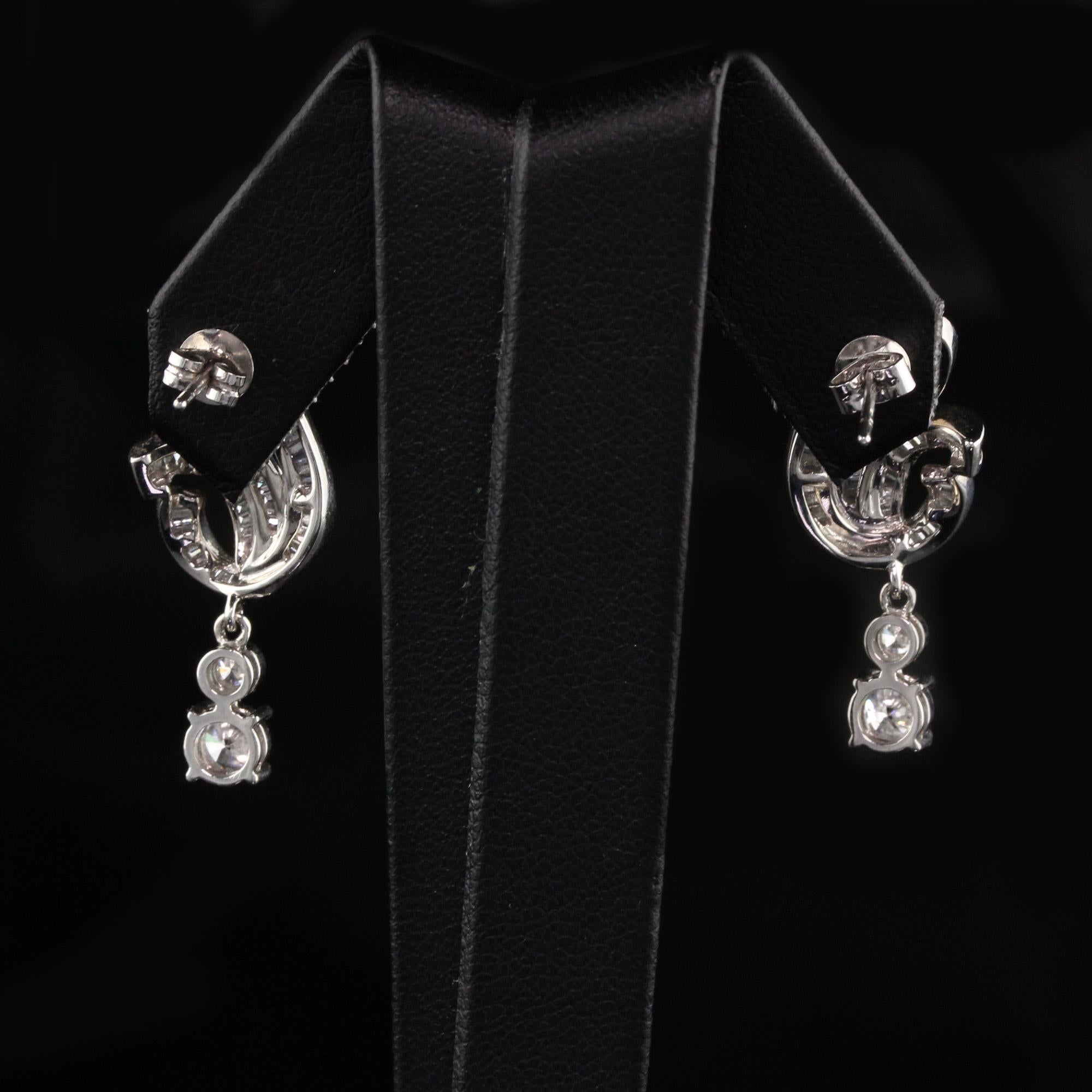18 Karat Weißgold Diamant-Ohrringe im Nachlass-Stil (Baguetteschliff) im Angebot