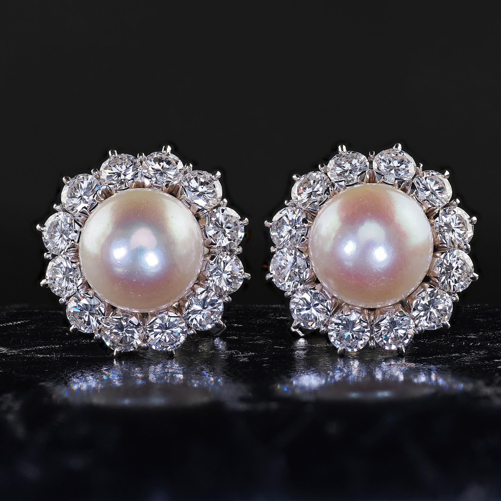 Preciosos pendientes de oro blanco de 18 quilates con aureola de diamantes y perlas. Este precioso par de pendientes vintage de diamantes y perlas están elaborados en oro blanco de 18 quilates. Estos pendientes presentan diamantes redondos blancos y