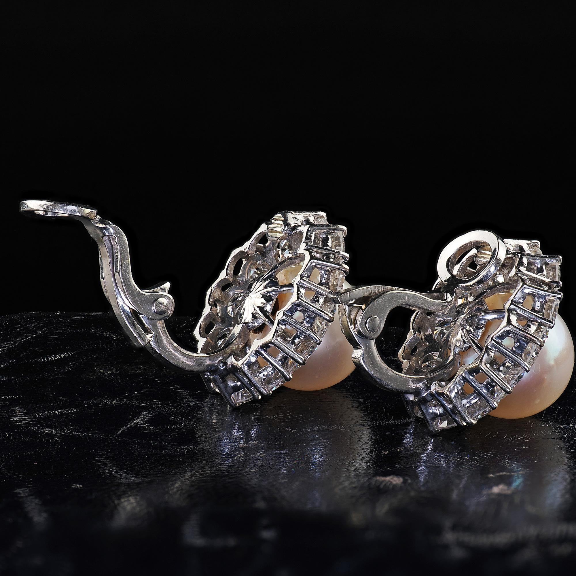 Pendientes vintage de oro blanco de 18 quilates con aureola de diamantes y perlas Contemporáneo en venta