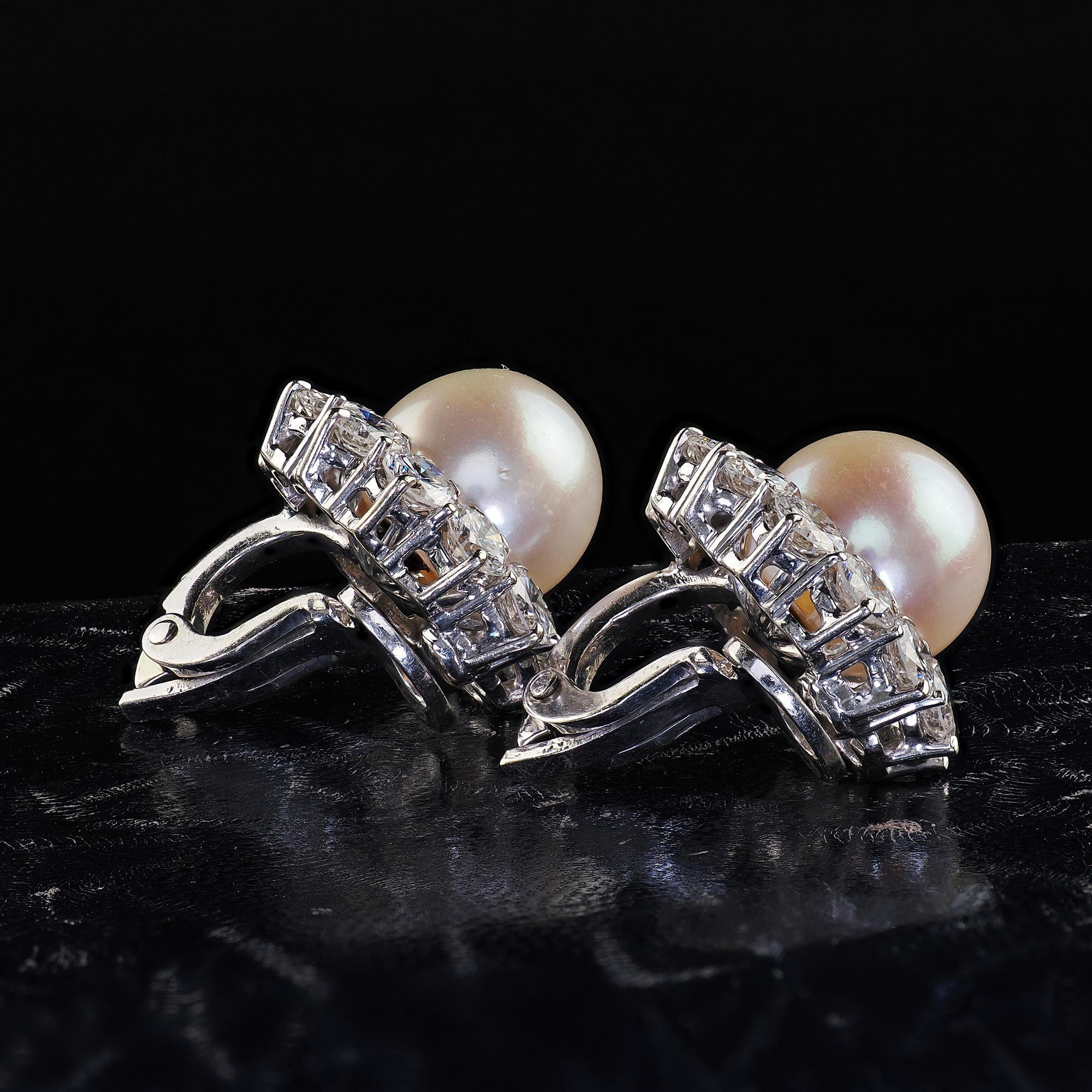 Pendientes vintage de oro blanco de 18 quilates con aureola de diamantes y perlas Corte redondo en venta