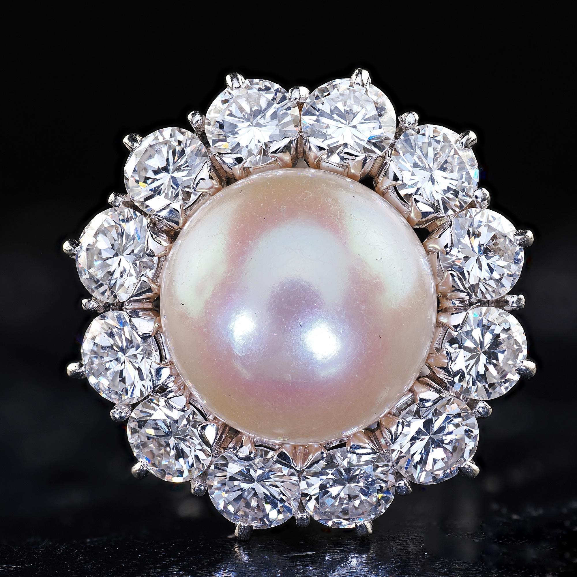 Pendientes vintage de oro blanco de 18 quilates con aureola de diamantes y perlas en Bueno estado para la venta en Great Neck, NY