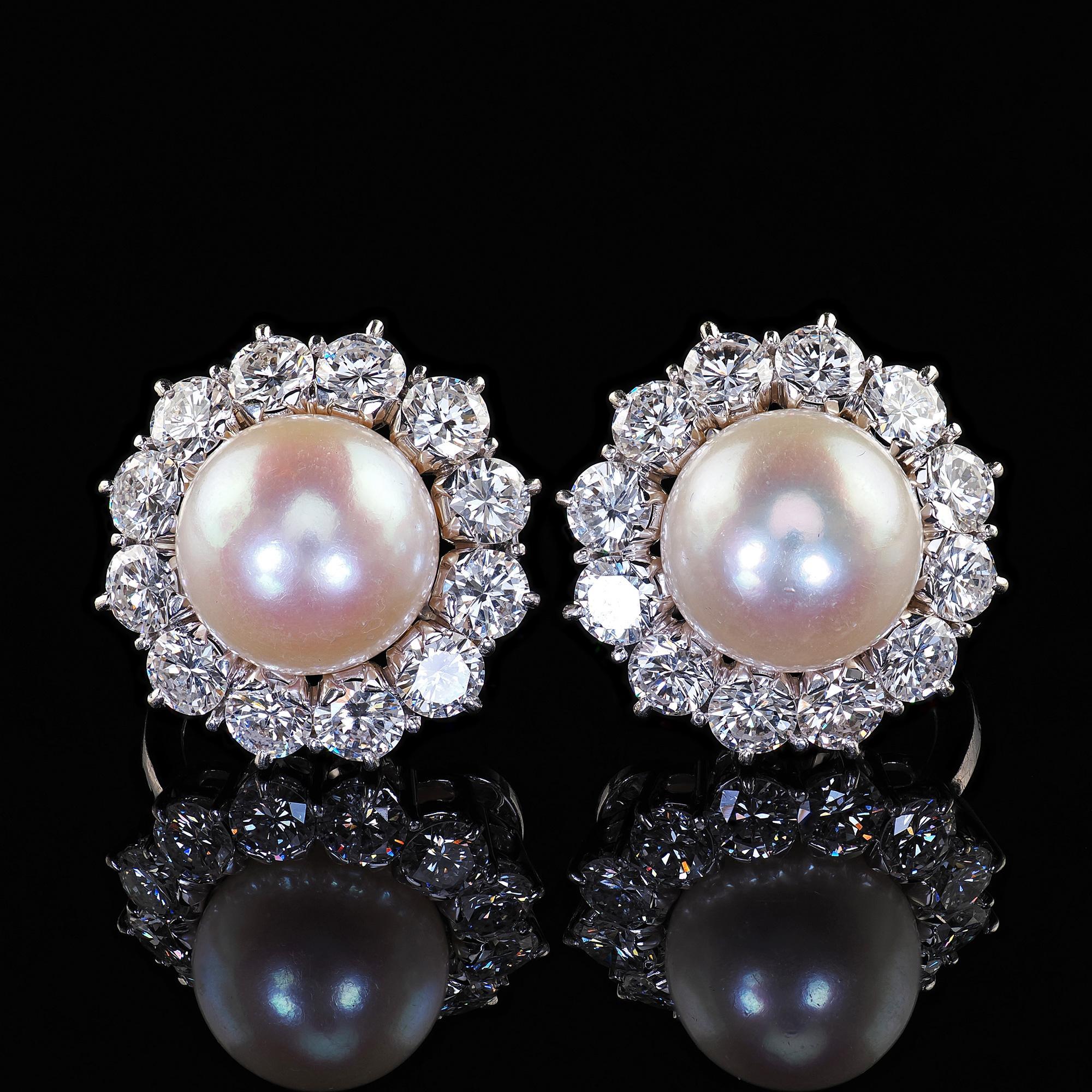 Pendientes vintage de oro blanco de 18 quilates con aureola de diamantes y perlas en venta 1