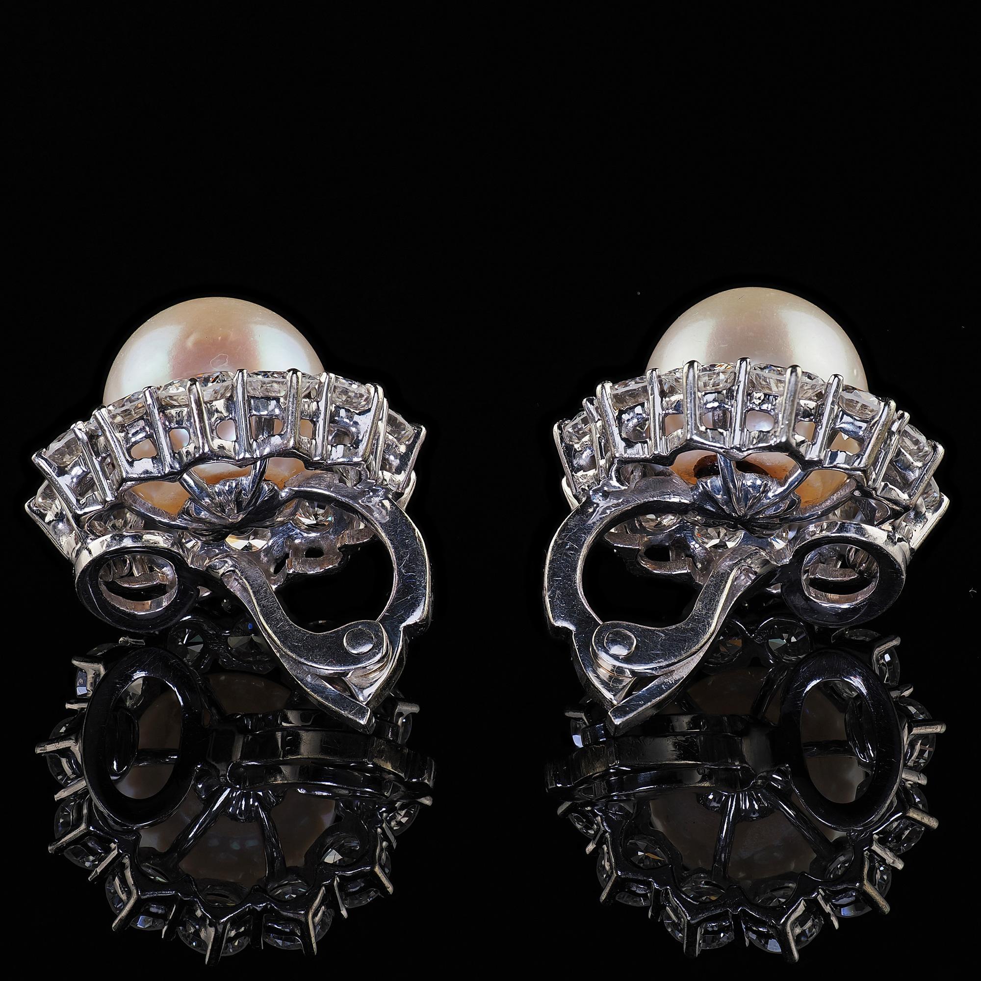 Pendientes vintage de oro blanco de 18 quilates con aureola de diamantes y perlas en venta 2