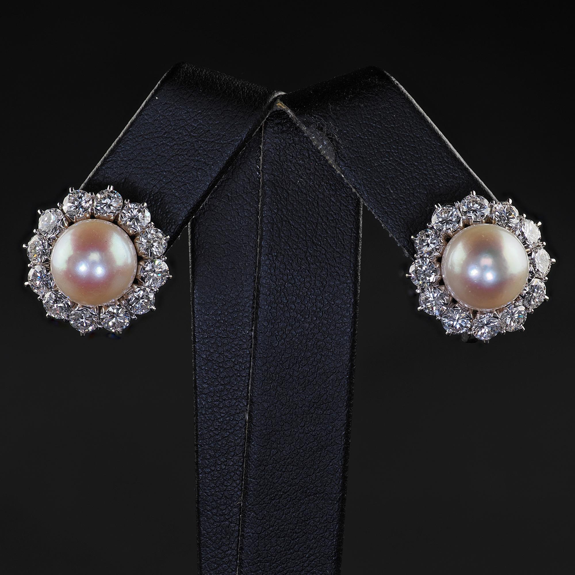 Pendientes vintage de oro blanco de 18 quilates con aureola de diamantes y perlas en venta 3