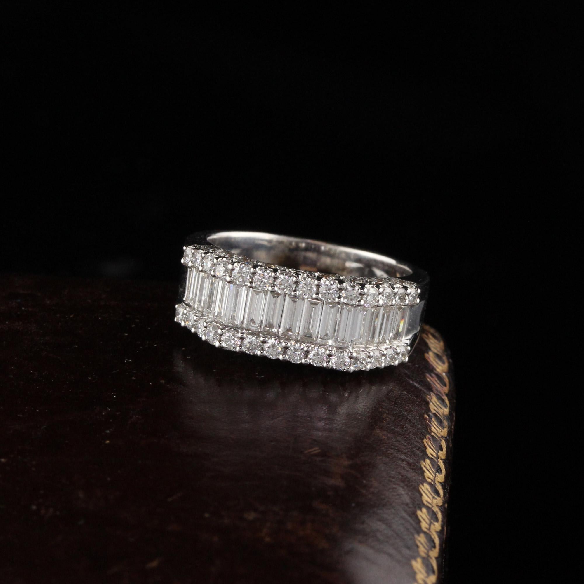Anello in oro dal design elaborato con diamanti taglio baguette.

Metallo: Oro bianco 18 carati

Peso: 7,1 grammi

Peso totale dei diamanti: Circa 2 ct.

Colore del diamante: G

Chiarezza del diamante: VS2

Misura dell'anello: 6,5 (misura