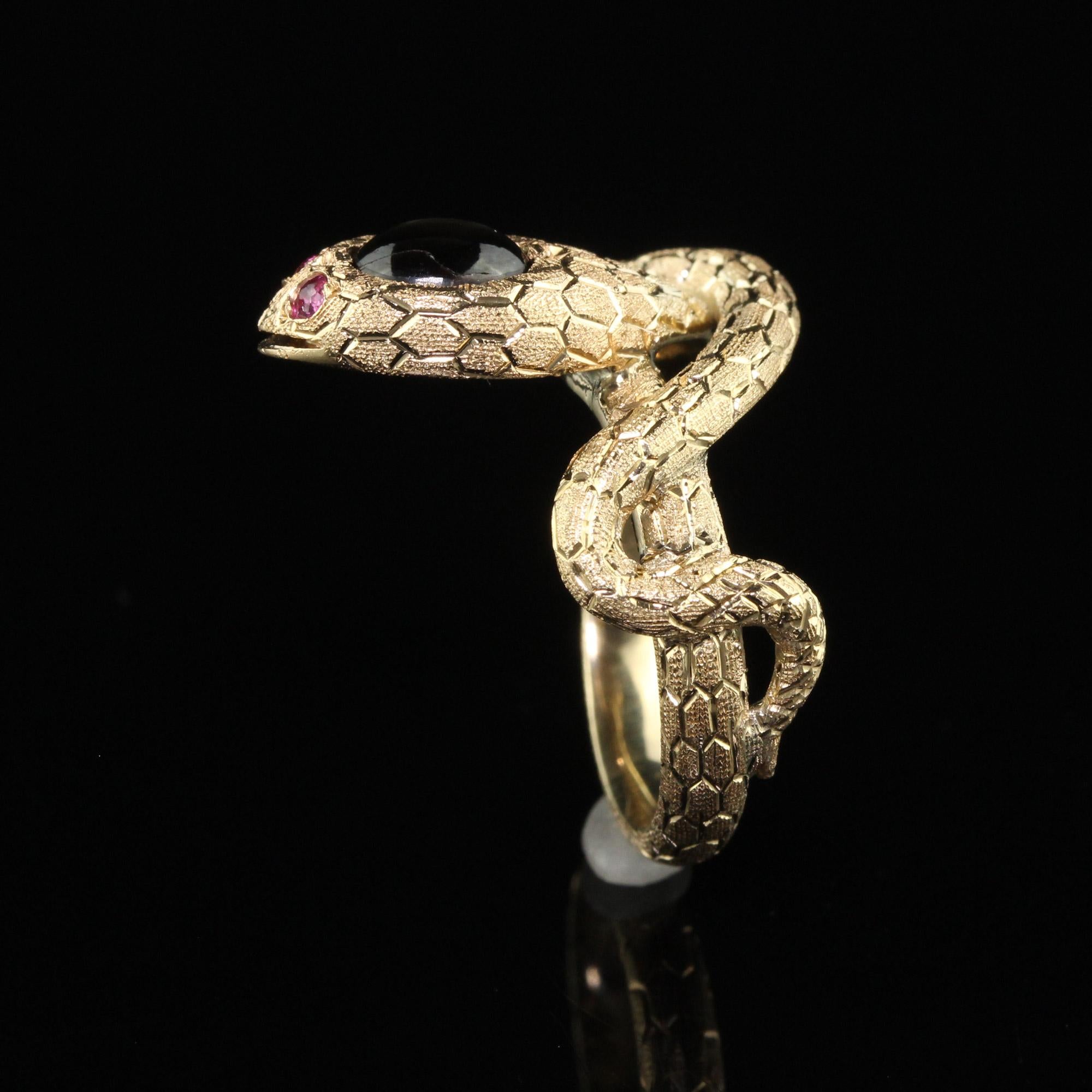 Vintage Estate Schlangenring aus 18 Karat Gelbgold mit schwarzem Sternsaphir und Rubin Damen