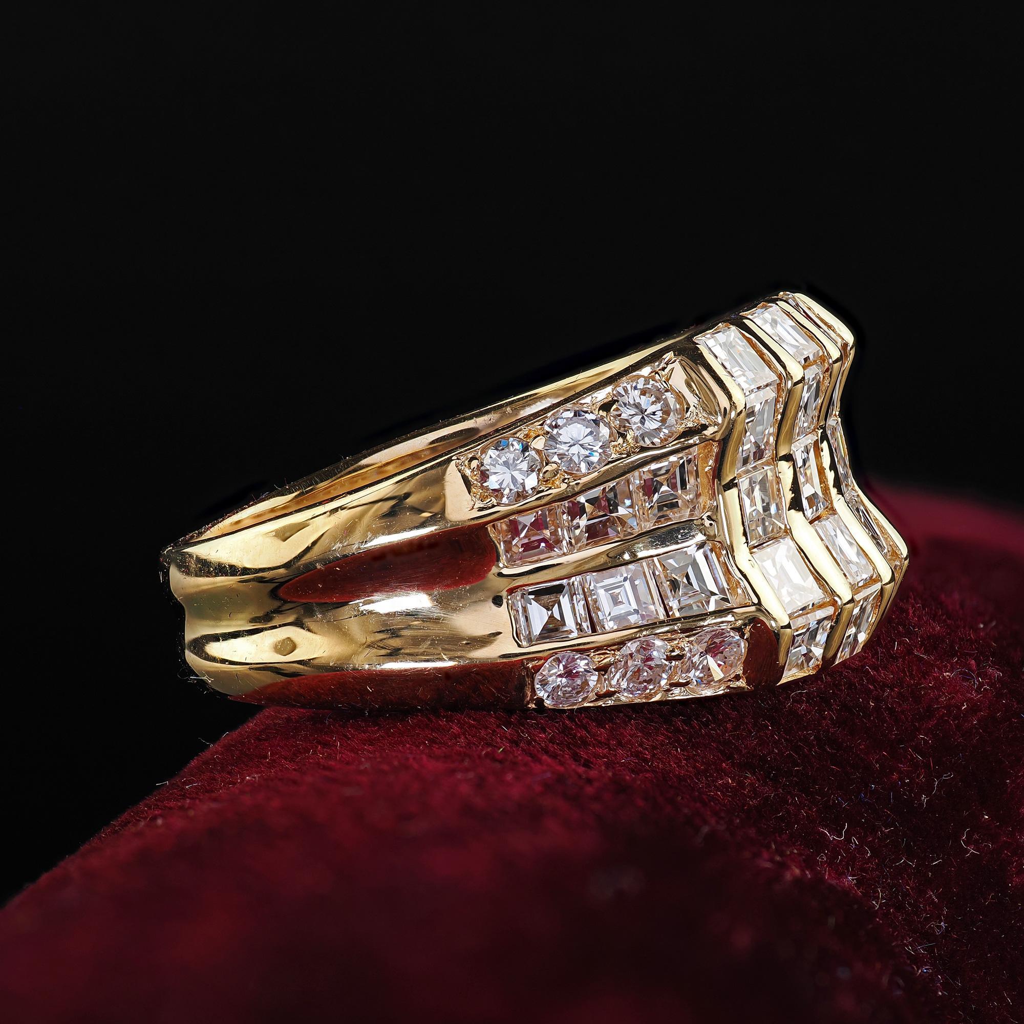 Vintage Estate 18K Yellow Gold Carre and Round Cut Diamond Cocktail Ring In Good Condition In Great Neck, NY