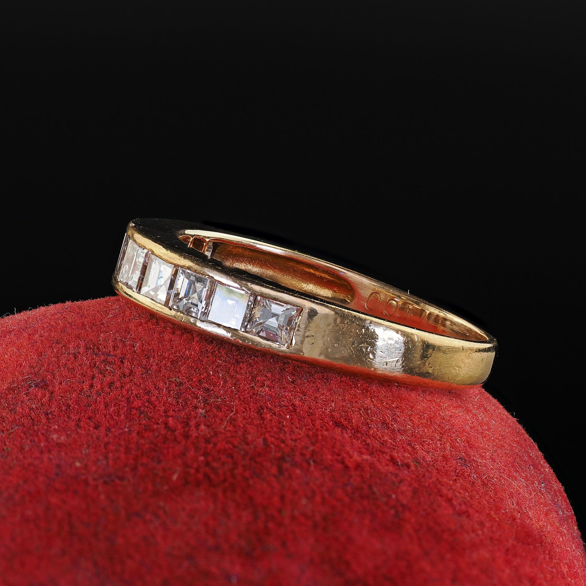 Vintage Estate 18K Yellow Gold Carre Cut Diamond Wedding Band Ring In Good Condition For Sale In Great Neck, NY
