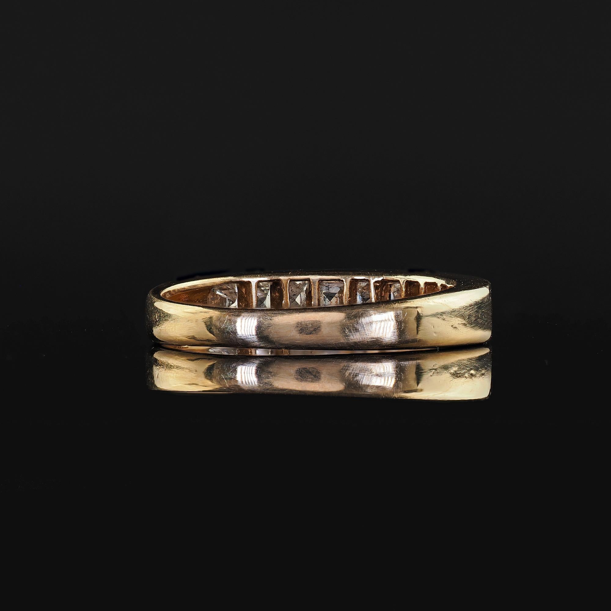 Vintage Estate 18K Yellow Gold Carre Cut Diamond Wedding Band Ring For Sale 2