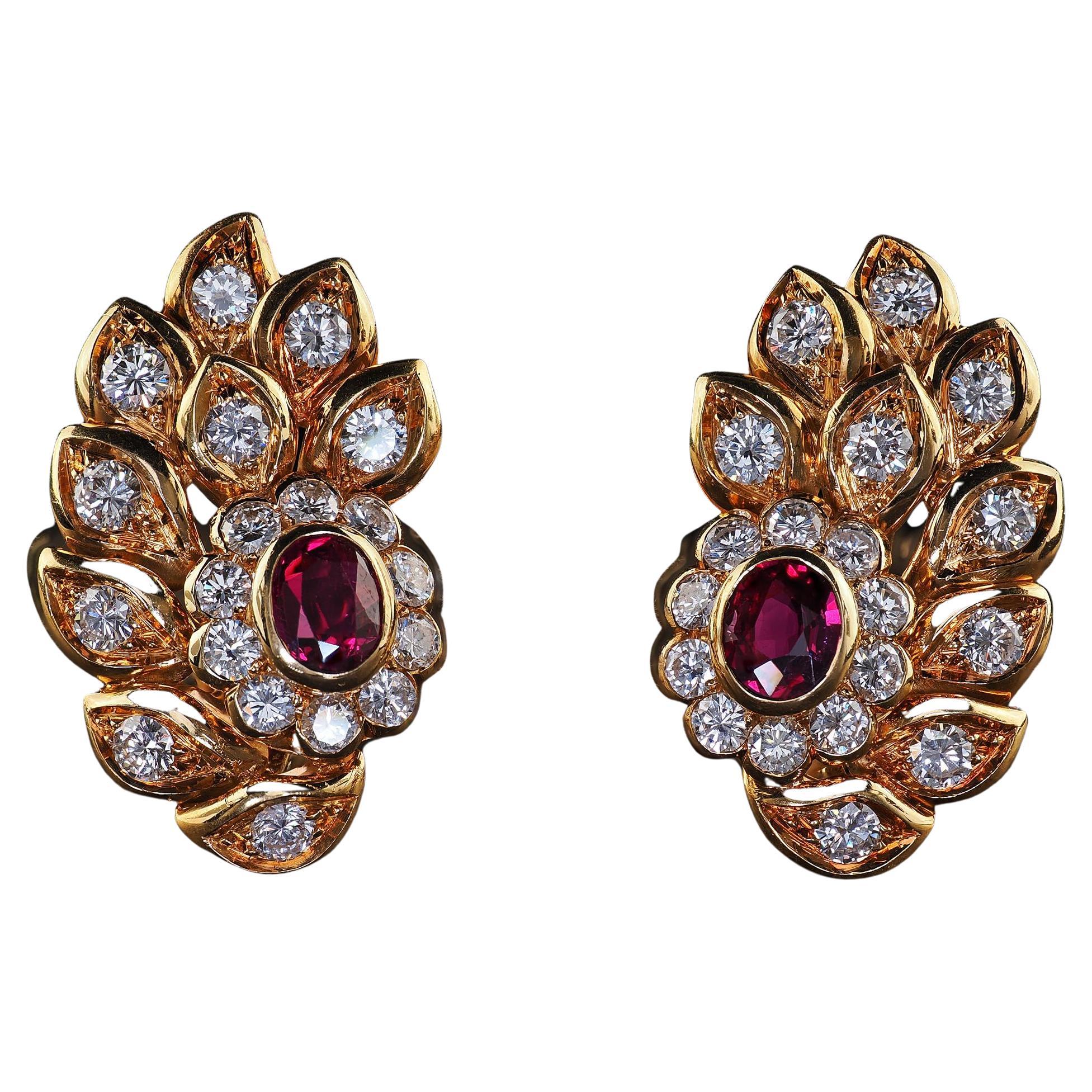 Pendientes de clip vintage de oro amarillo de 18 quilates con diamantes y rubíes florales