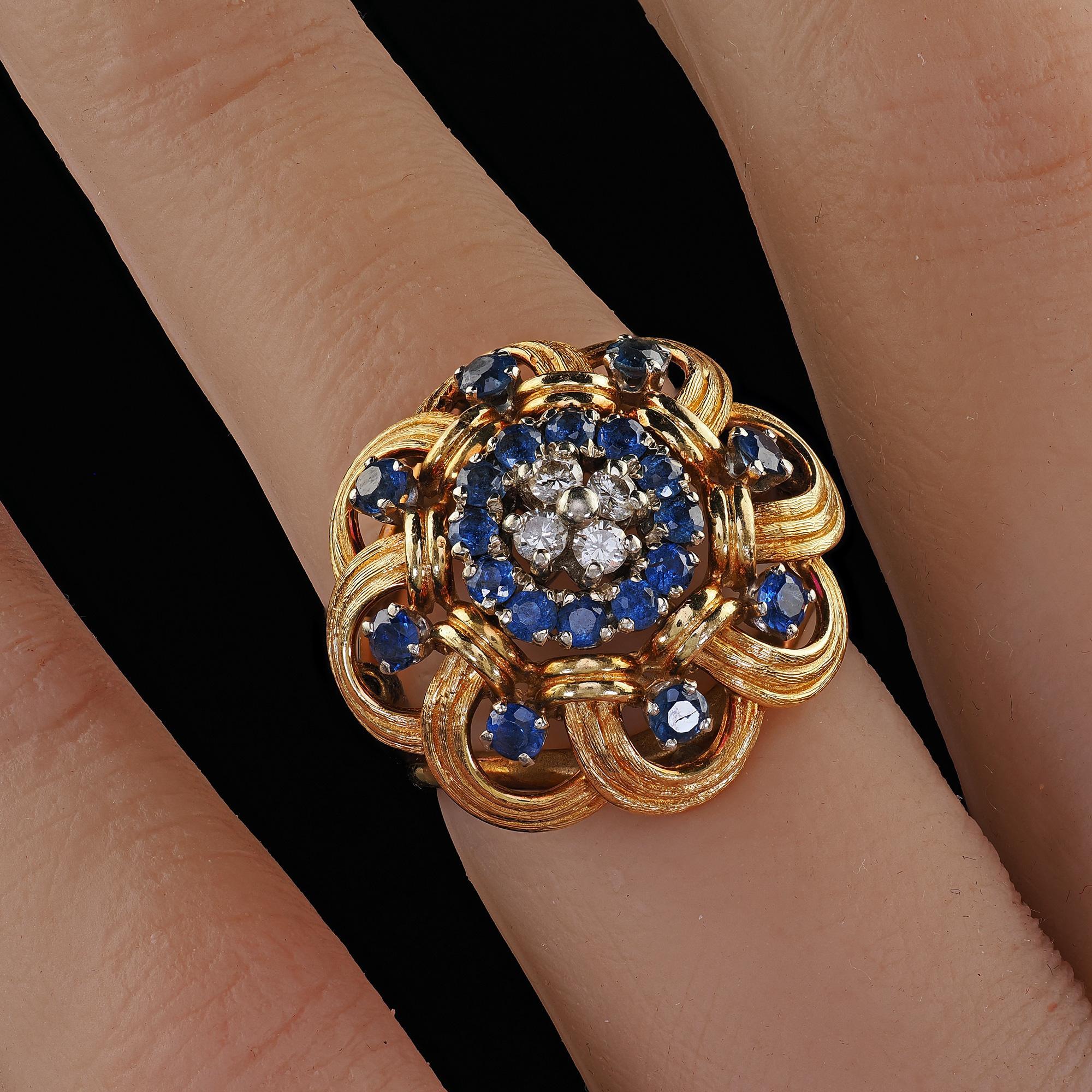 Anello da cocktail geometrico con diamanti e zaffiri in oro giallo 18 carati di proprietà vintage in vendita 4
