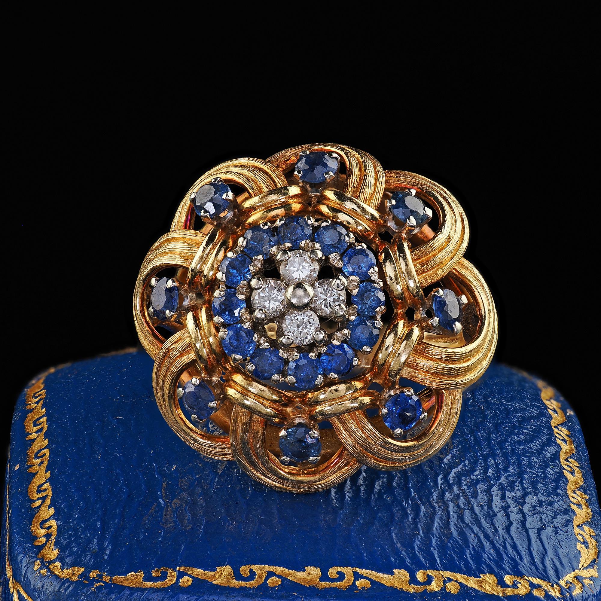 Bellissimo anello da cocktail geometrico in oro giallo 18 carati di proprietà vintage con diamanti e zaffiri. Questo bellissimo anello da cocktail vintage di proprietà è realizzato in oro giallo 18 carati. Questo splendido anello presenta diamanti e